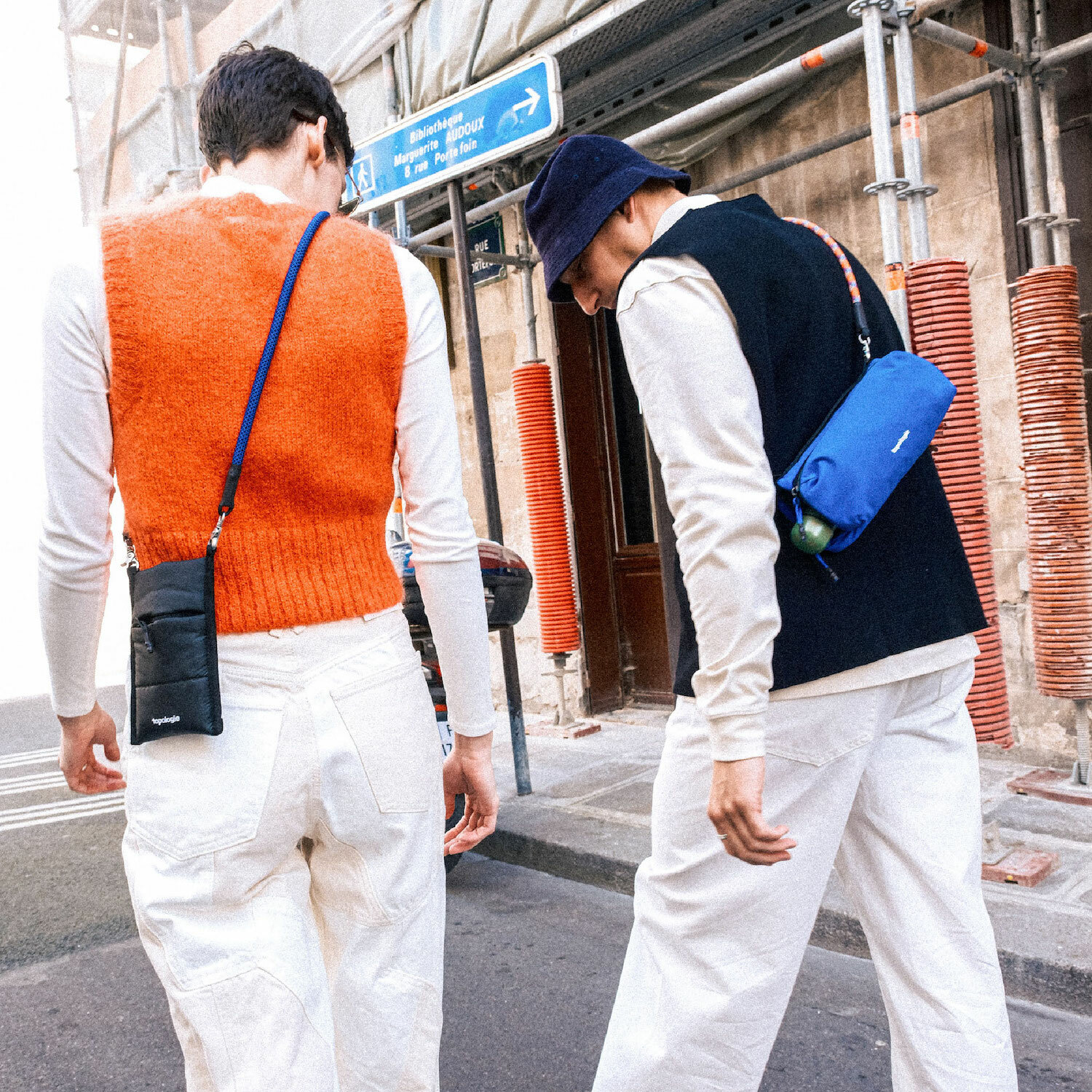 水瓶斜背包(未來藍)