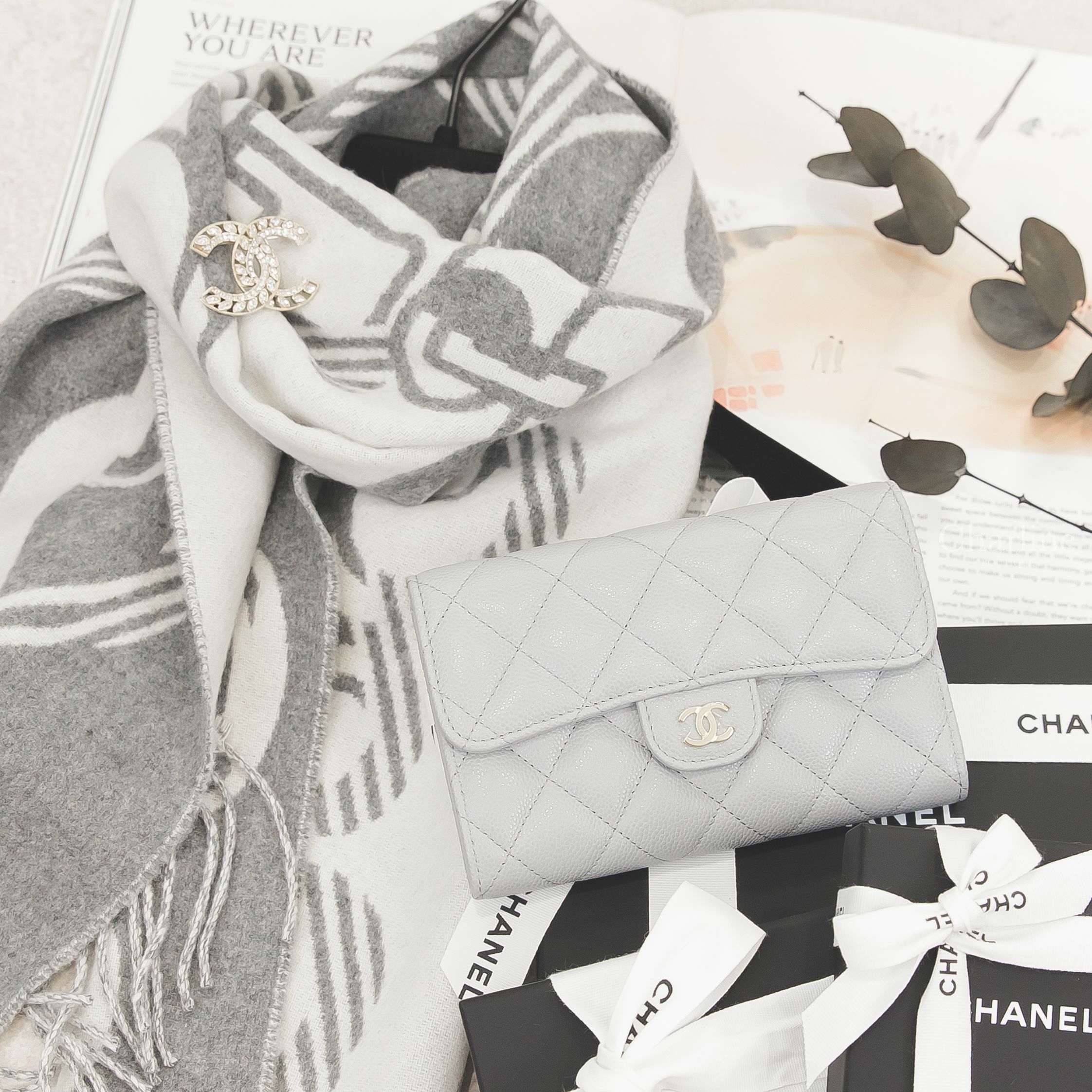 Chanel Medium Flap Wallet 灰色金CC荔枝菱格紋前釦式中夾,Chanel 金色簍空麥穗方型水鑽CC胸針,Hermès  象牙白拼法蘭絨灰圖騰雙面喀什米爾流蘇圍巾-Charline Boutique 精品代購