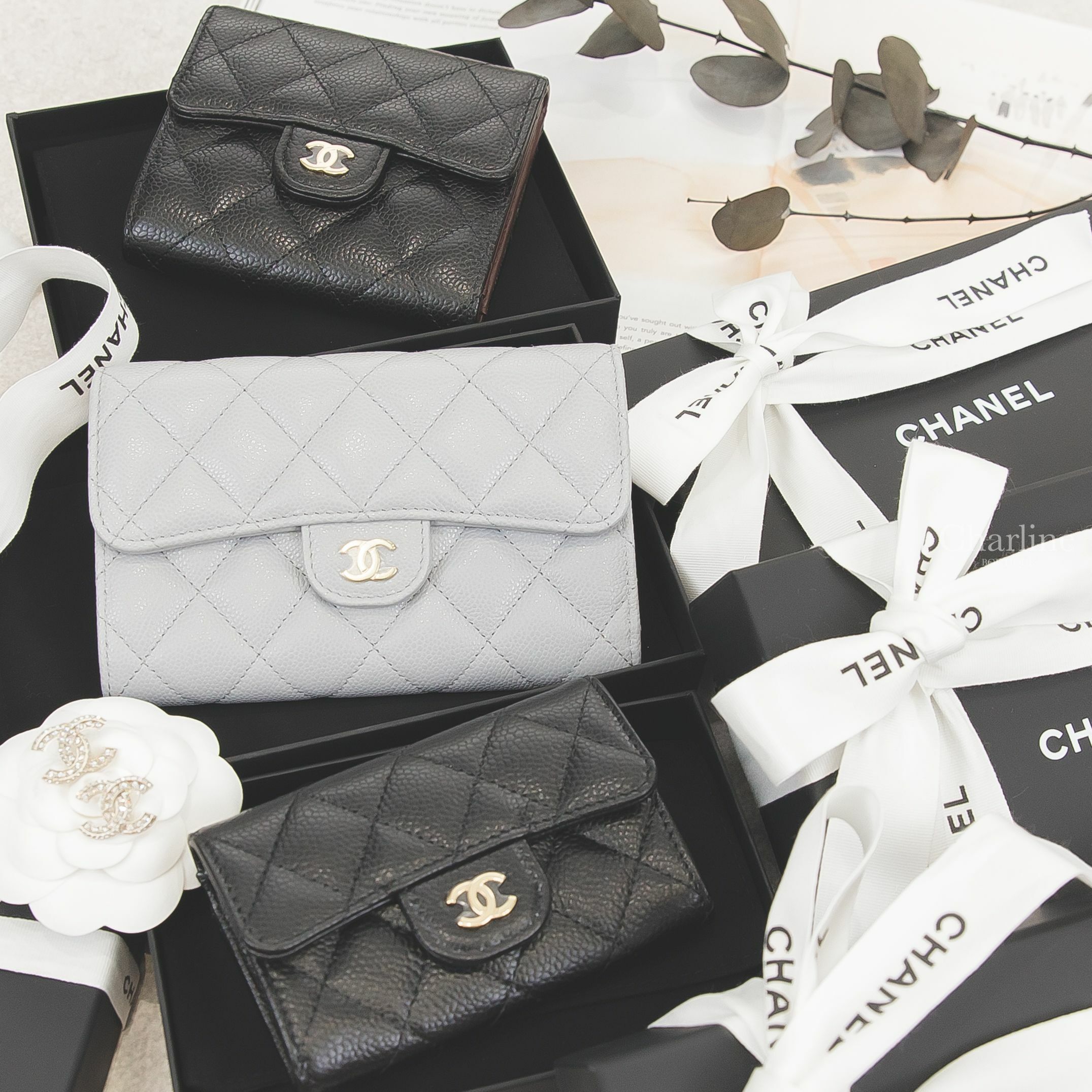 Chanel 灰色金CC荔枝菱格紋前釦式中夾,Chanel 黑色金CC酒紅內裡荔枝菱格紋零錢夾,Chanel 黑色金CC酒紅內裡荔枝菱格紋三折短夾,Chanel 金色方格CC水鑽耳環-Charline Boutique 精品代購