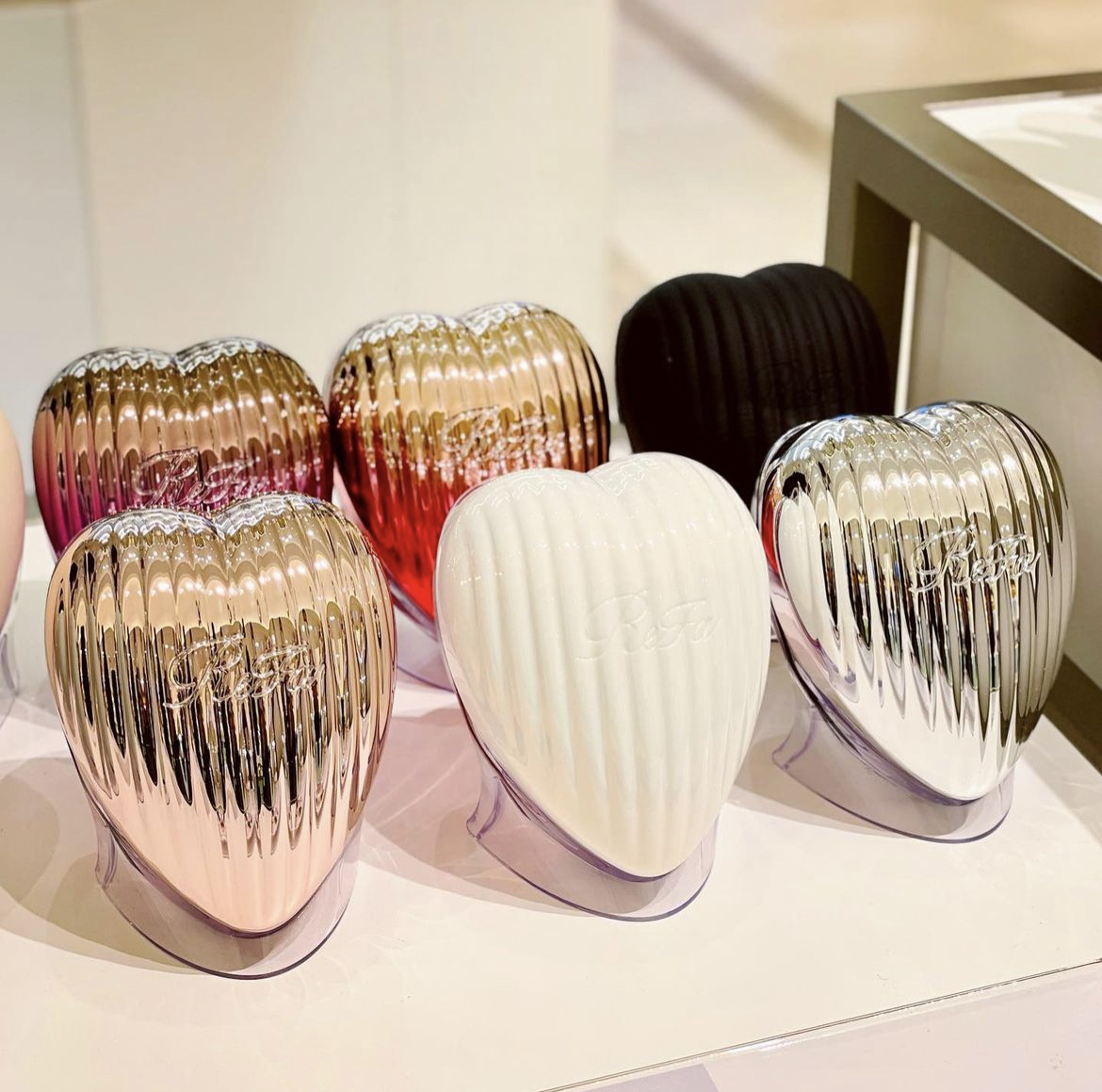 日本ReFa Heart Brush 防毛躁蓬鬆順髮按摩心型梳直紋系列