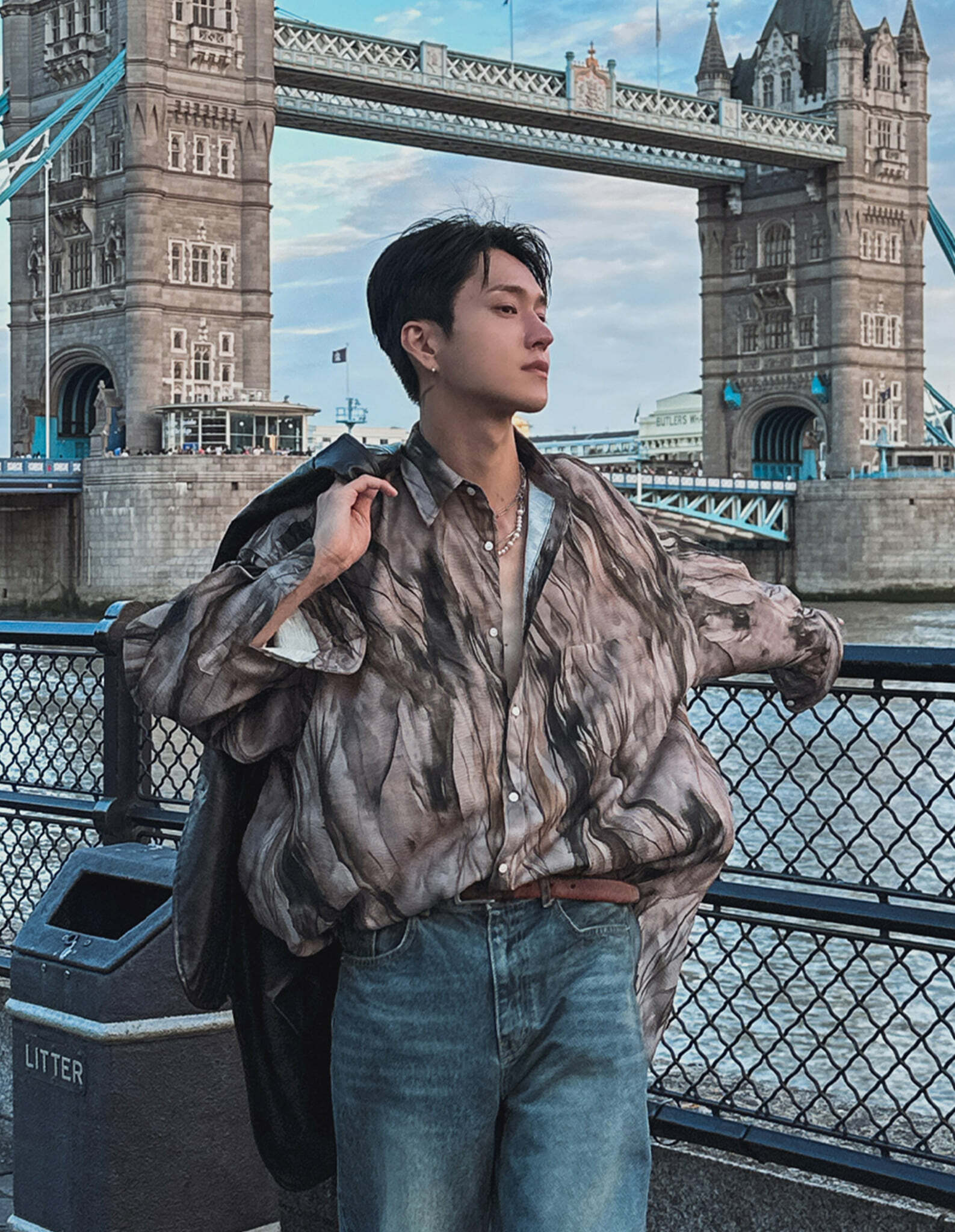 裂紋波浪印花襯衫