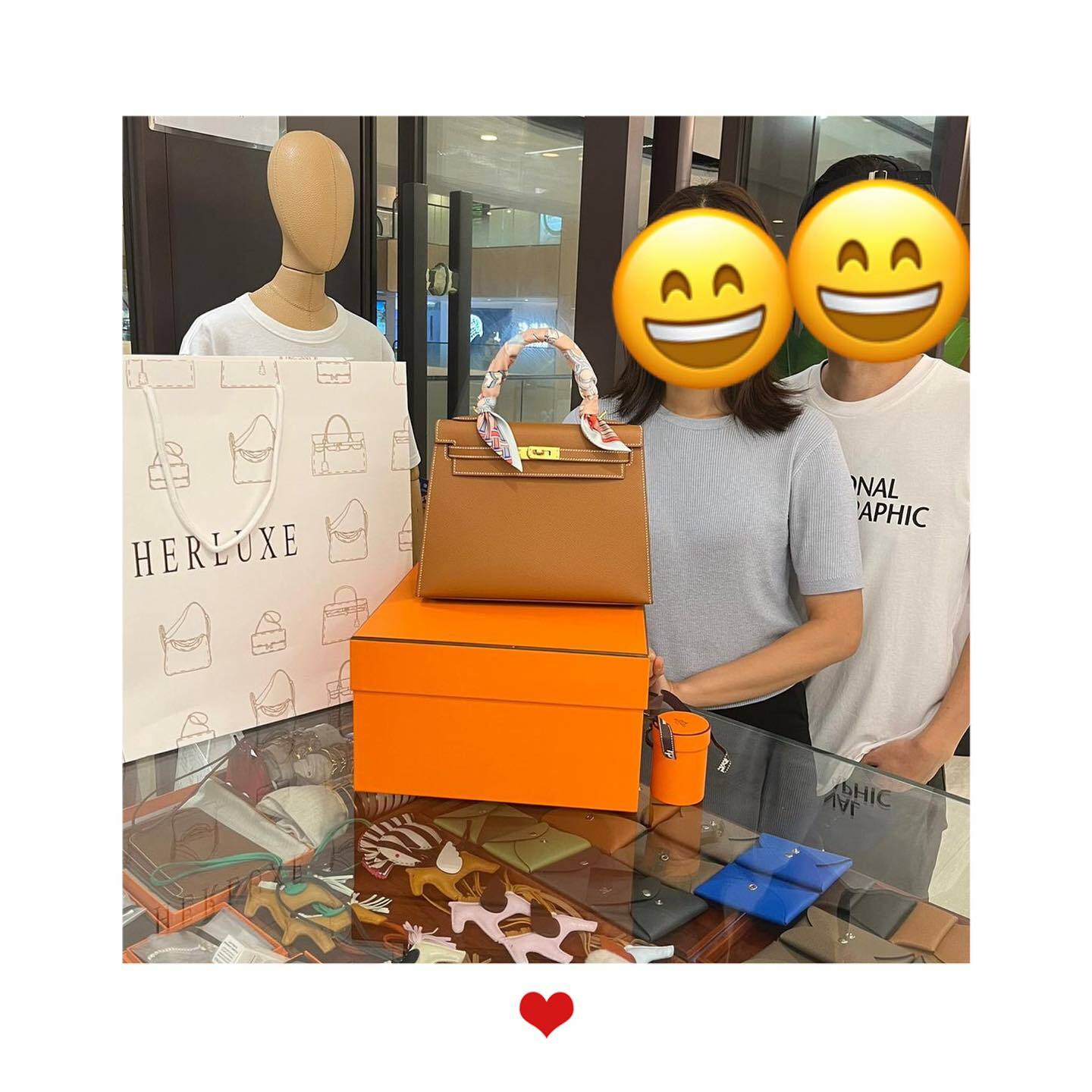 型男先生同靚靚來pick up K25金金🎉 配埋Twilly🎀 大讚HERLUXE服務好好👍🏻 線上客服專業 應答時間快😍 好滿意我哋訂貨速度同訂貨流程🫰 先生不熟悉手袋 但覺得只要靚靚開心就值得 So sweet❤️ 仲對k20同 bolide mini很有興趣🥰 多謝你哋支持與認可🫶