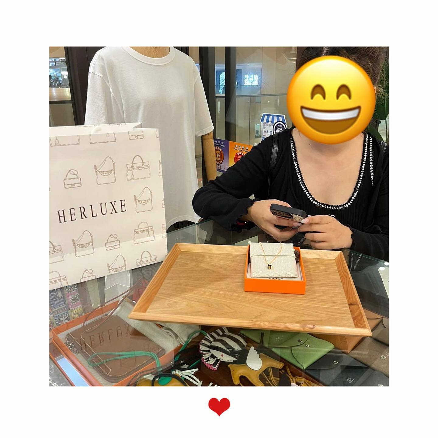 兩位遊客靚靚來店揀咗耳環同頸鏈🎉 當日再次入店買咗黑金頸鏈送比親人🥰 靚靚們非常信任HERLUXE嘅正品保證🏆 仲添加咗我哋聯繫方式以便咨詢👏 表示會繼續幫襯我哋🤩 多謝你哋嘅認可🫶