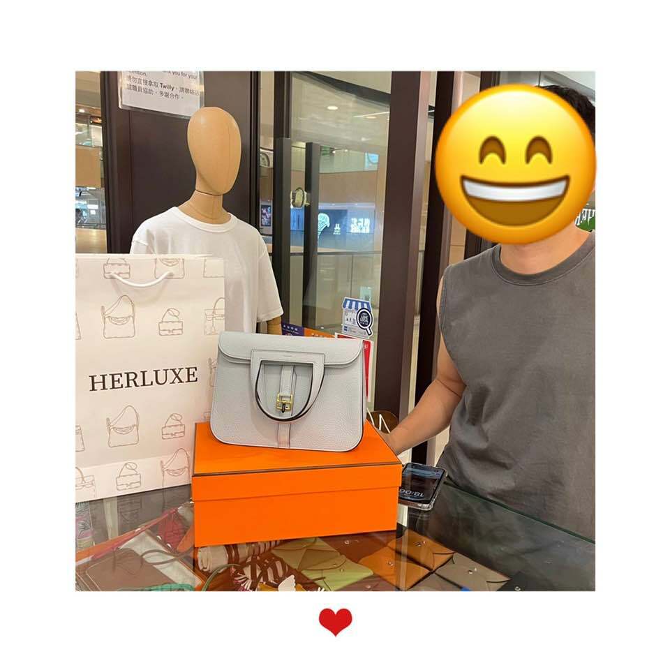 型男先生來pick up Halzan 25 聖杯藍🎉 係送比太太嘅禮物🎁 先生對比過其他店🔍 因為HERLUXE訂貨方便快速👍🏻 成熟嘅對答比到佢信心🫰最終都係選擇同我哋購買🥰 多謝你嘅支持與信任🫶