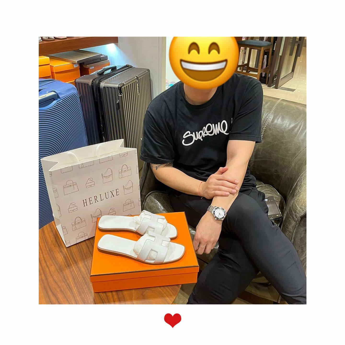 型男先生同靚靚來pick up oran拖鞋🎉 靚靚非常信任HERLUXE🏆 覺得訂貨流程方便👍🏻 喜歡我哋綁絲帶服務🤩 整體享受購物過程❤️ 靚靚之前還幫襯過我哋😍 多謝你嘅支持🫶