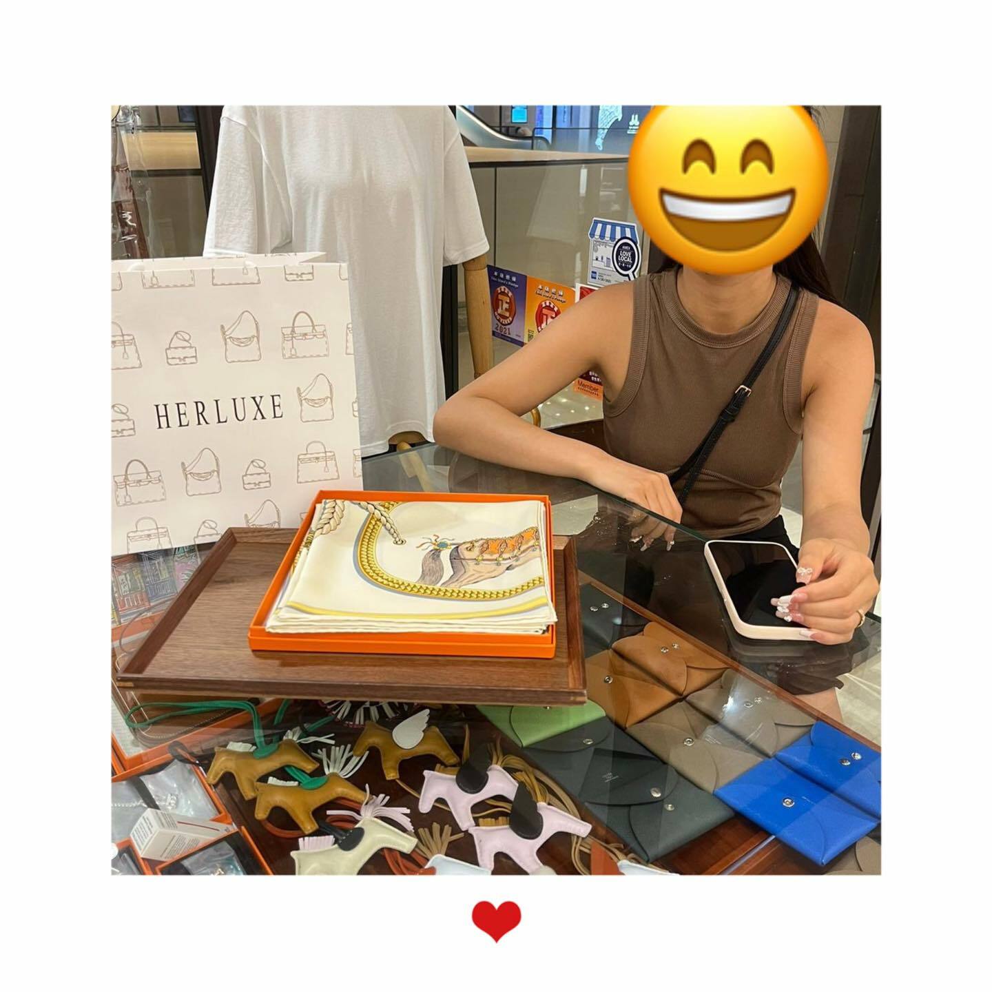 爽快靚靚walk in來揀咗scarf🎉送比長輩🎁 靚靚鐘意HERLUXE有多款式可選🤩 仲添加咗聯繫方式以便日後咨詢🙋‍♀️ 多謝你嘅支持🫶