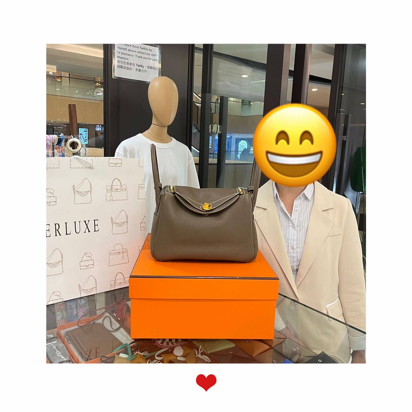 爽快靚靚來pick up L26 大象金🎉 靚靚大讚HERLUXE商品齊全🤩 貨量足 大大增加咗購物信心🫰 對比過其他幾間店鋪都無貨💢 因HERLUXE可訂貨並無需等太耐而選擇我哋🥰 靚靚表示還會再次幫襯我哋💕 多謝你嘅支持與信任🫶