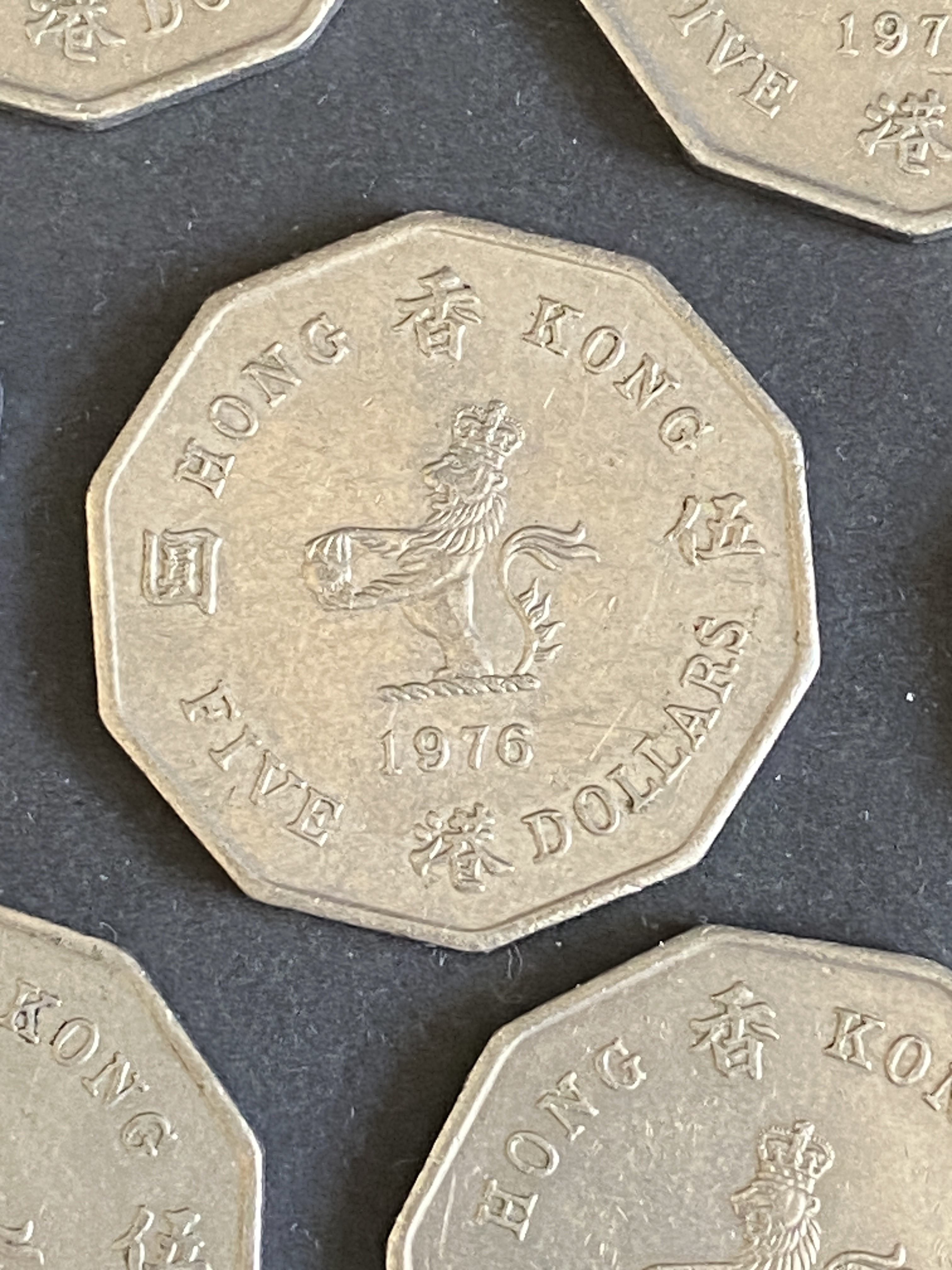 1976 Queen Elizabeth II Ten-Sided HK 5 dollars 1 piece (Used with few durts)