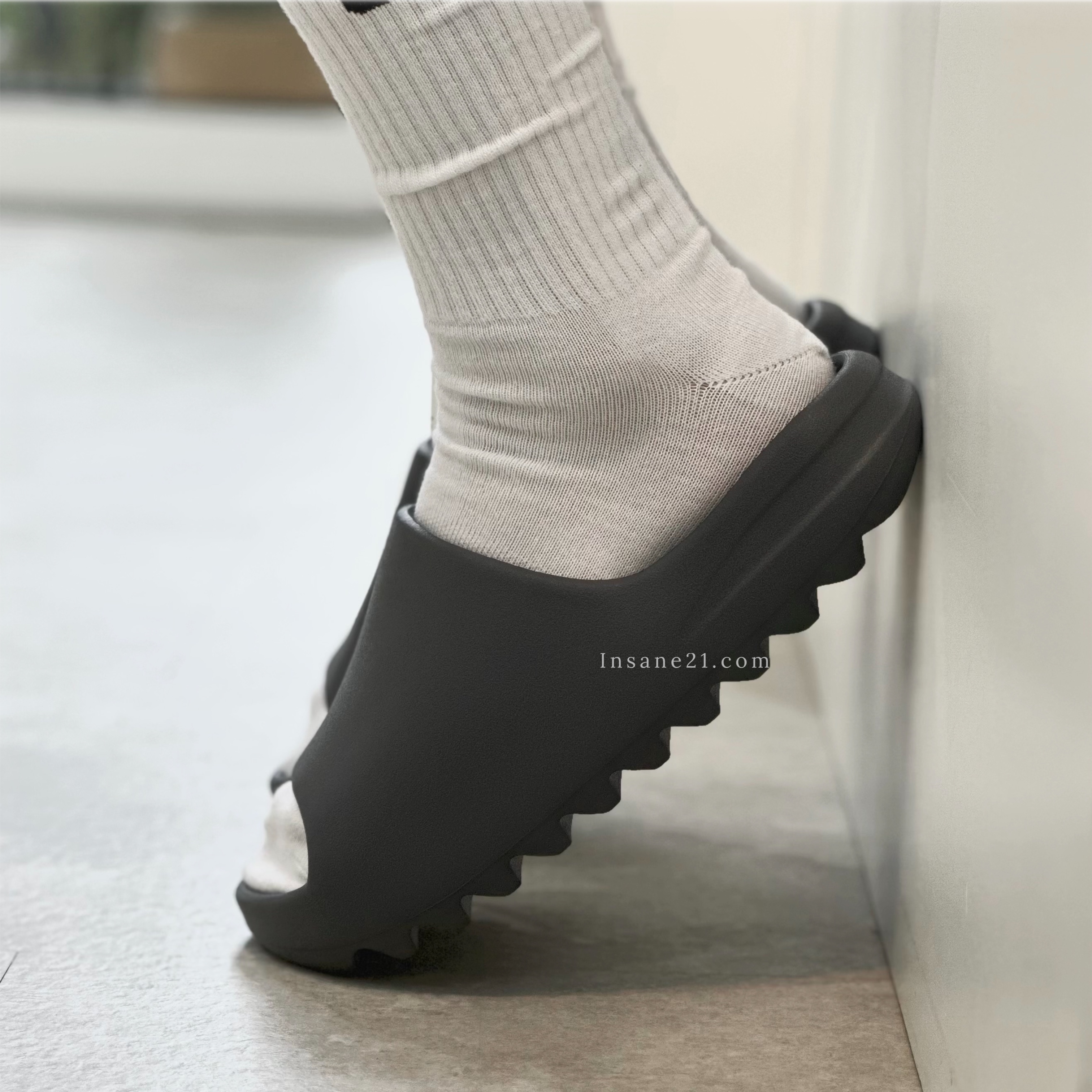 ADIDAS YEEZY SLIDE SLATE GREY 黑灰厚底拖鞋