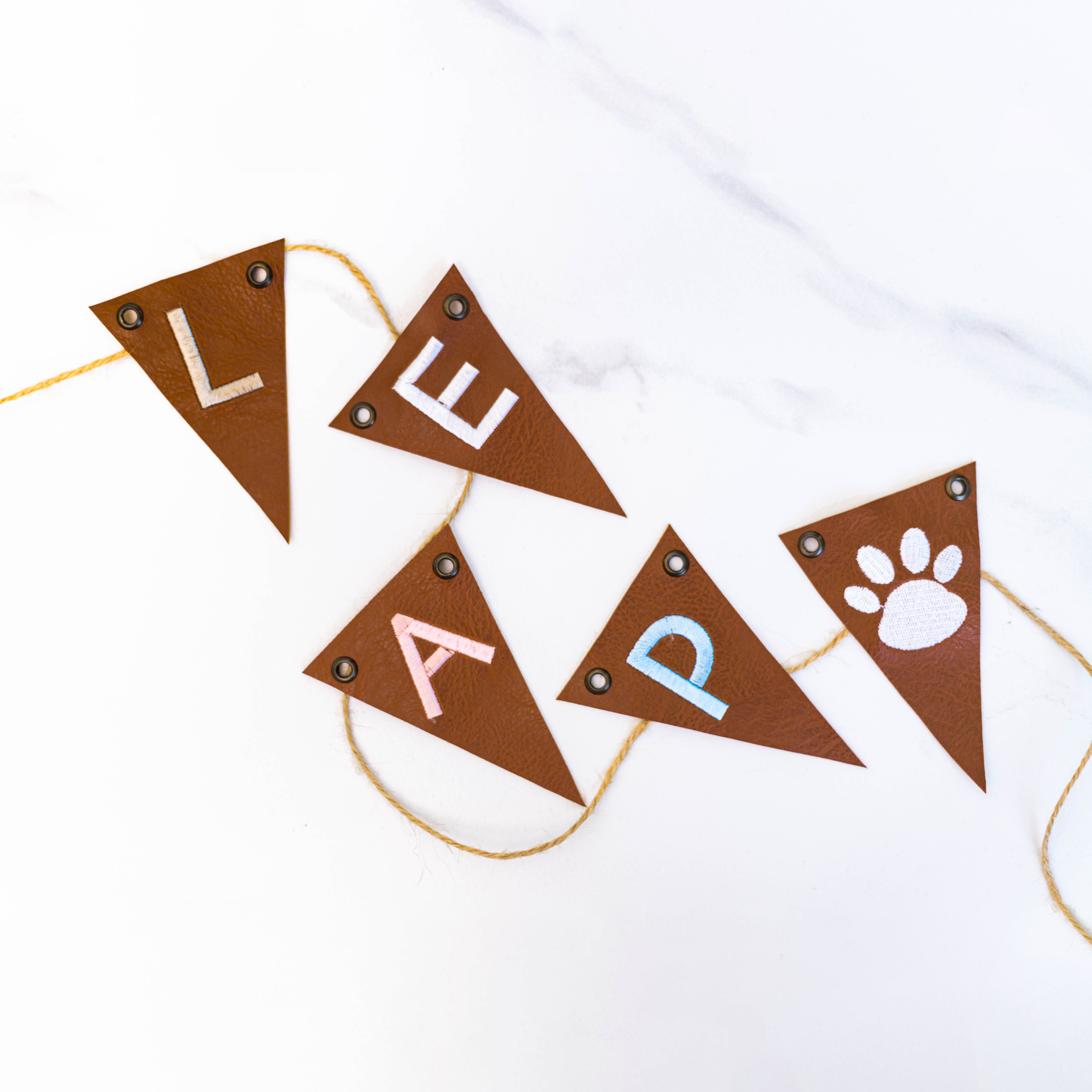 毛孩木屋裝飾 | 刺繡字母皮革環掛旗