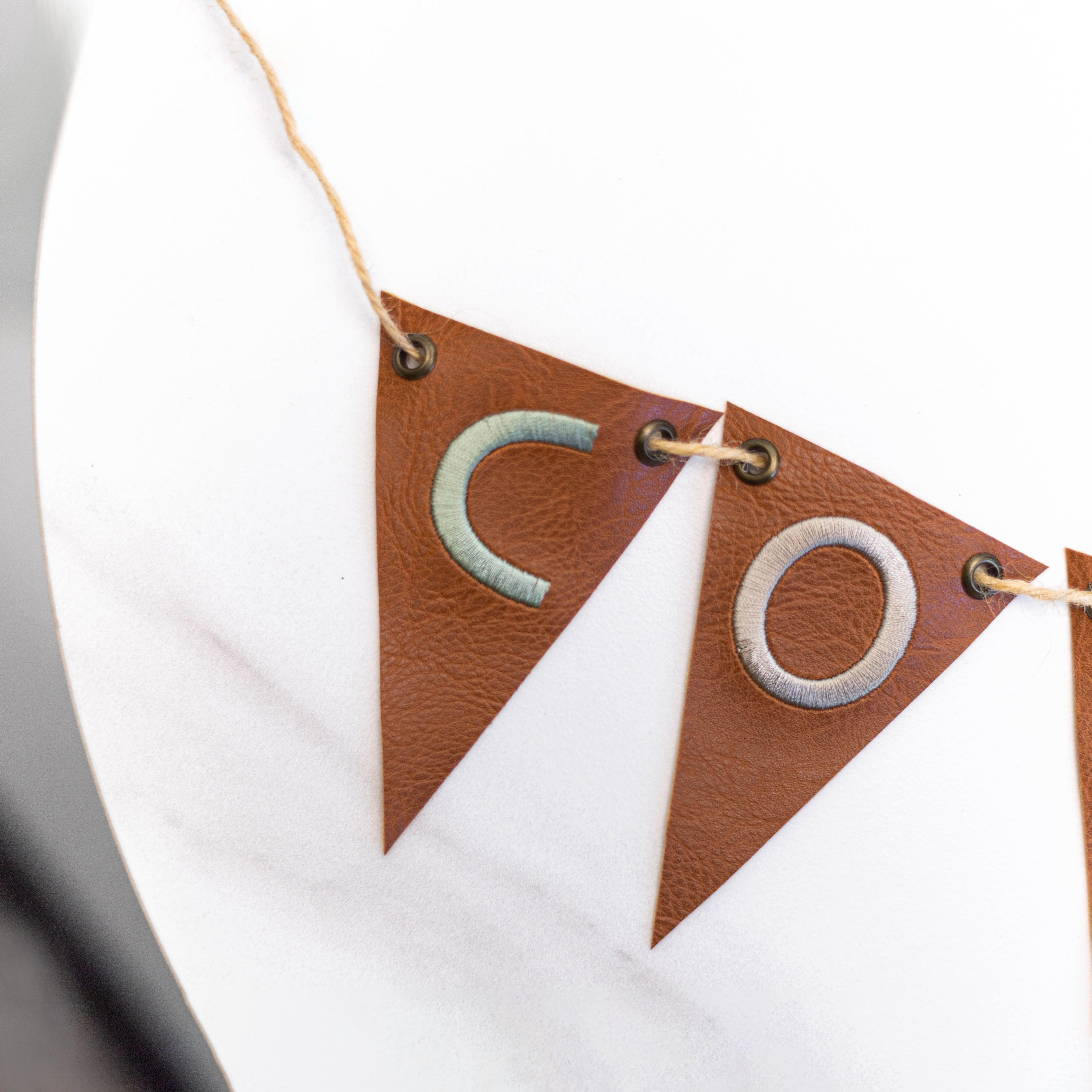 毛孩木屋裝飾 | 刺繡字母皮革環掛旗