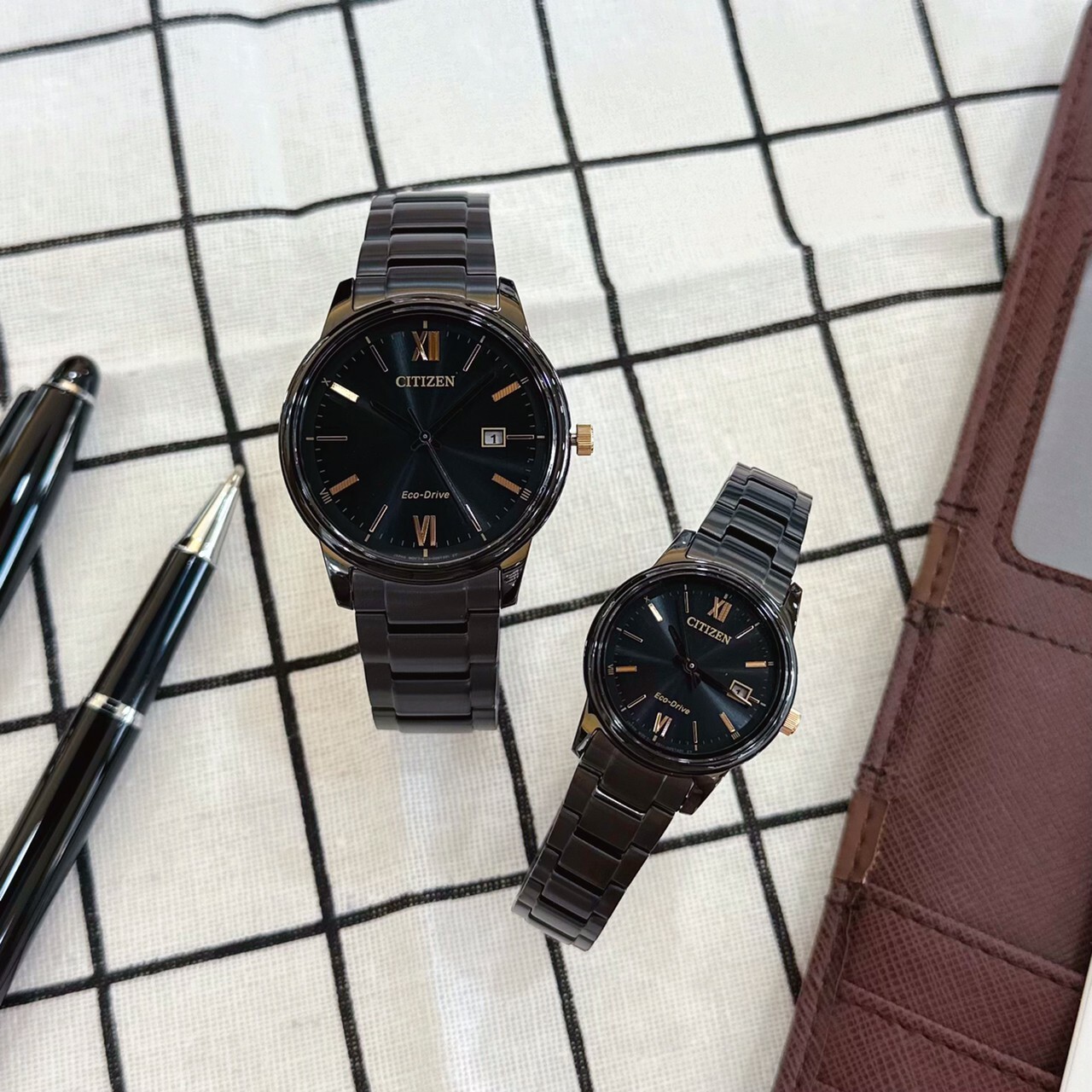 【CITIZEN 星辰】PAIR 光動能情侶手錶 BM6976-72E(40mm) / EW2316-79E(27.5mm) 現代鐘錶