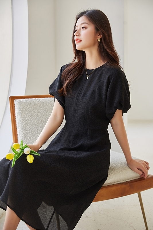 泡泡袖剪裁紋理洋裝 黑色