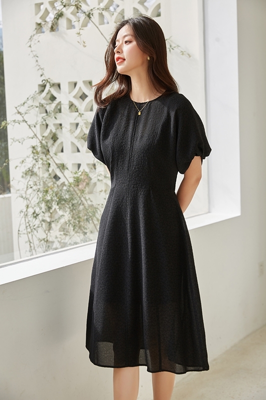 泡泡袖剪裁紋理洋裝 黑色