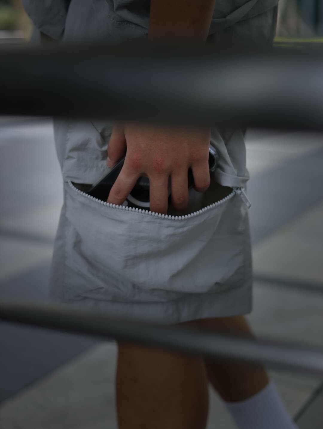 男模著日系工裝立體口袋休閒套裝淺灰L褲子口袋細節