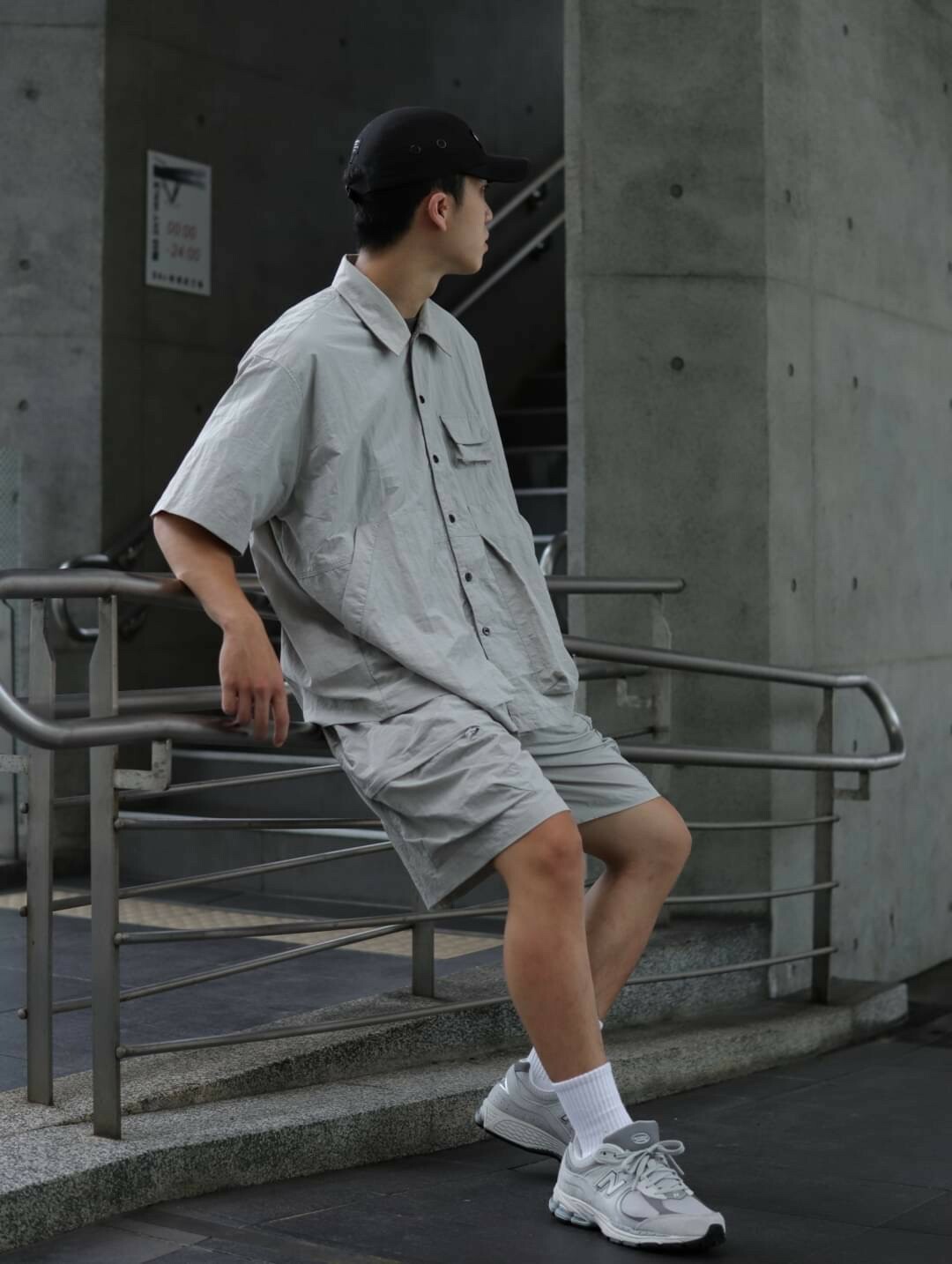 男模著日系工裝立體口袋休閒套裝淺灰L街頭穿搭