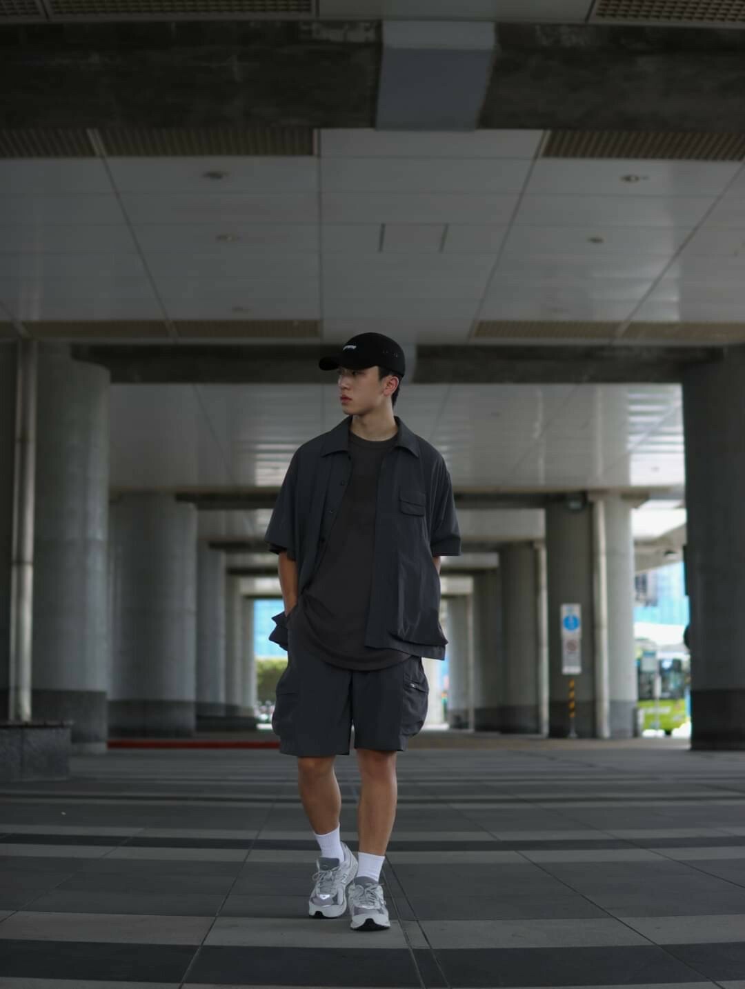 男模著日系工裝立體口袋休閒套裝深灰L街頭穿搭