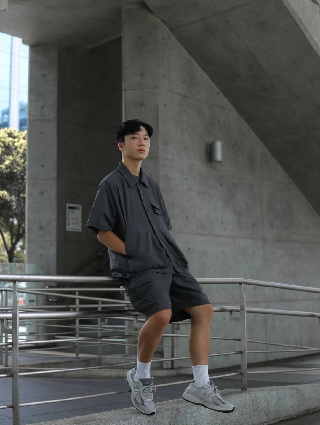 男模著日系工裝立體口袋休閒套裝深灰L實著