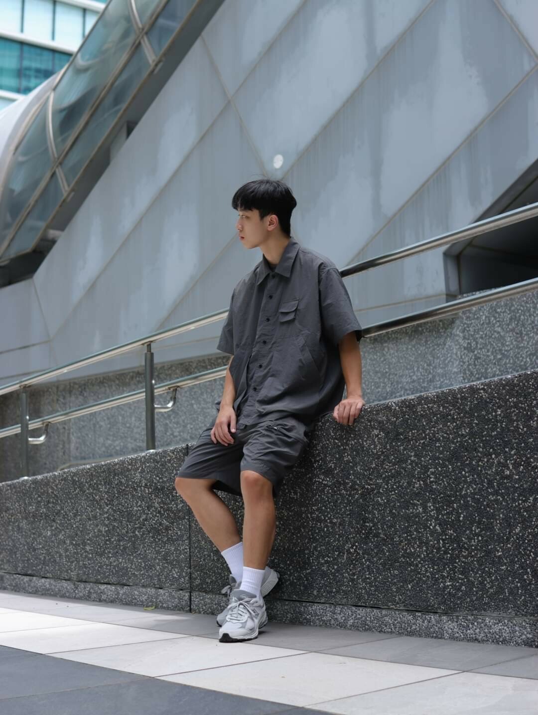 男模著日系工裝立體口袋休閒套裝深灰L穿搭