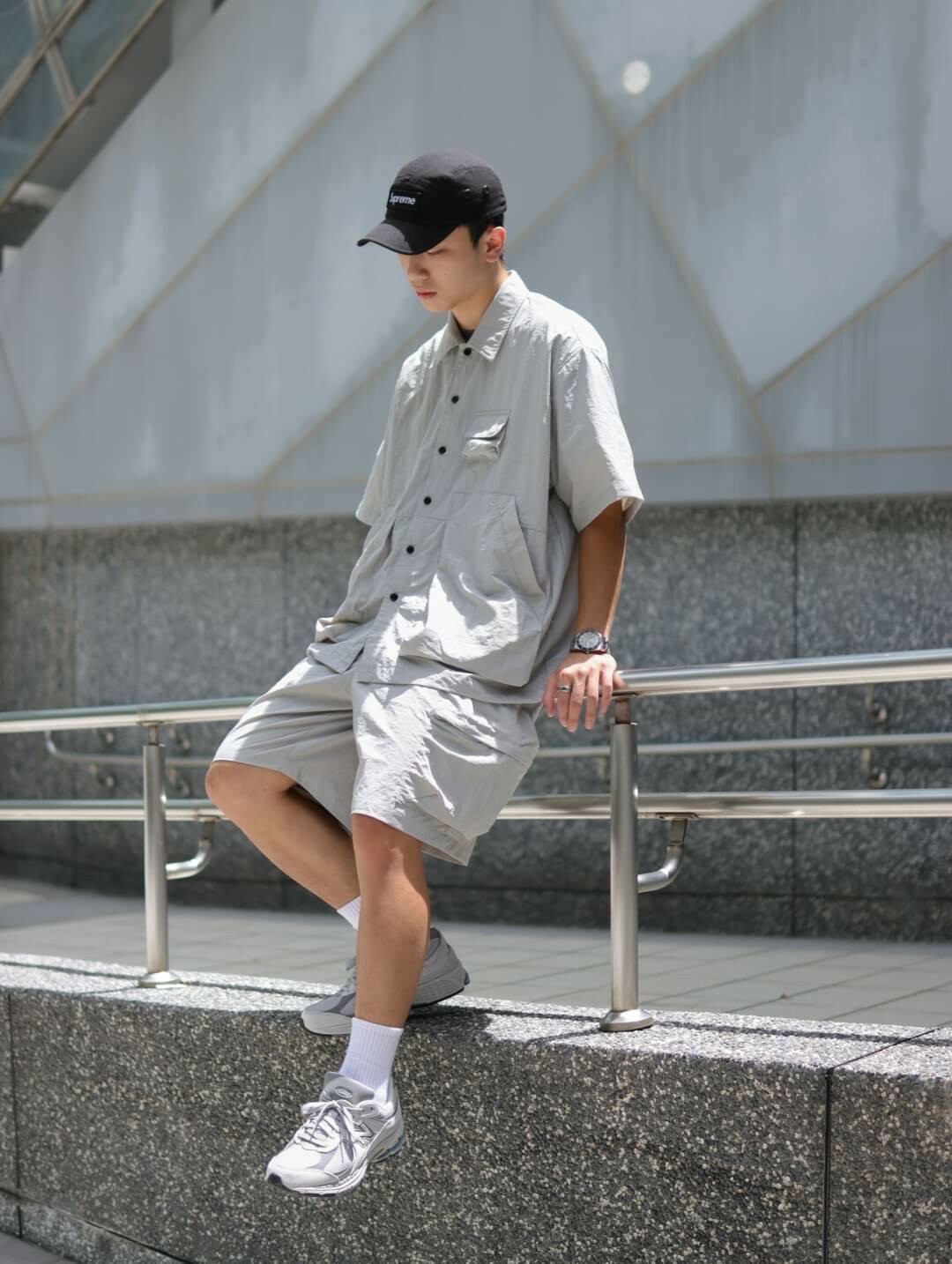 男模著日系工裝立體口袋休閒套裝淺灰L穿搭照