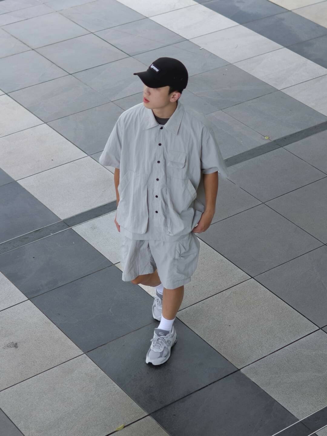 男模著日系工裝立體口袋休閒套裝淺灰L