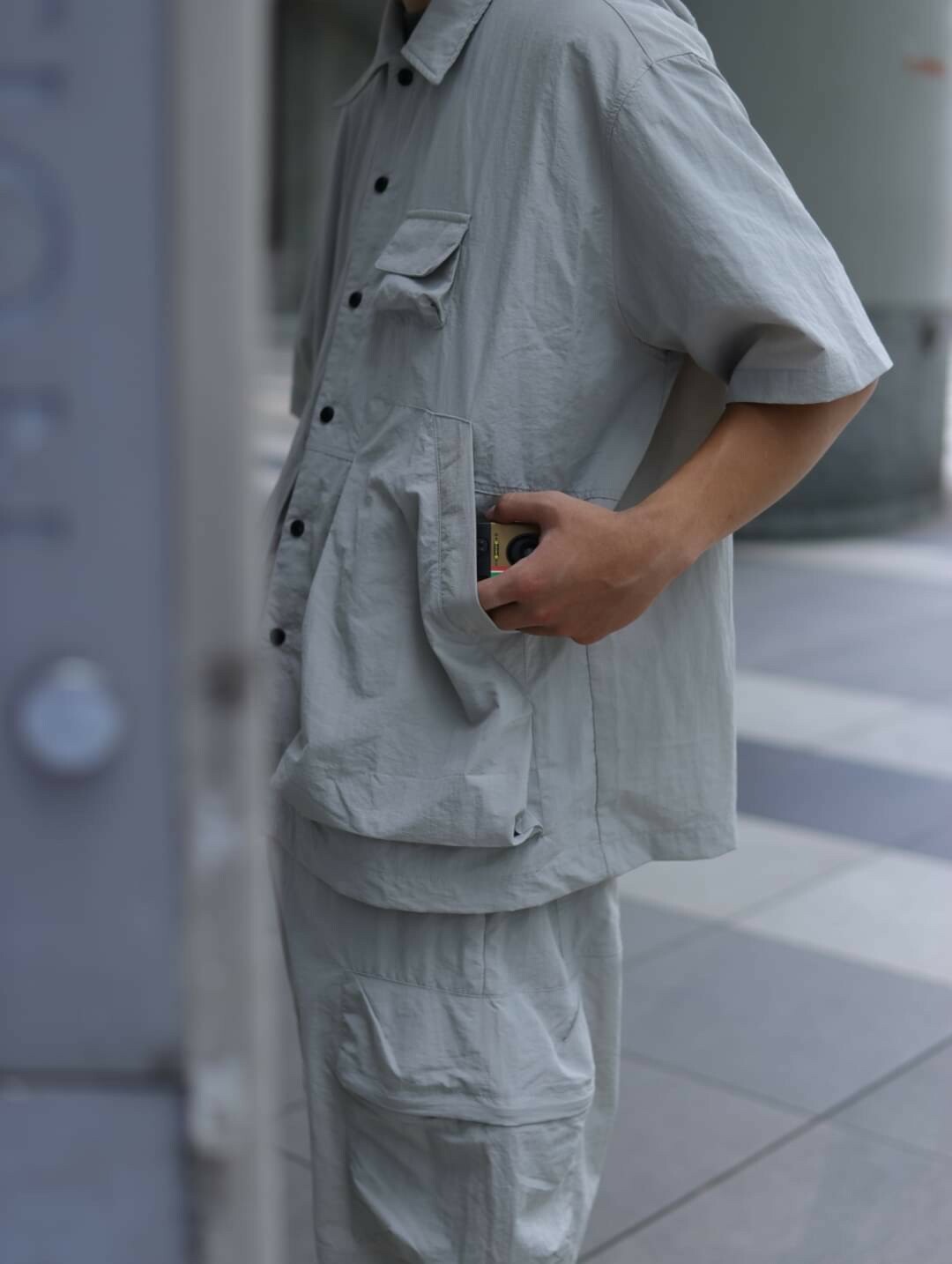 男模著日系工裝立體口袋休閒套裝淺灰L口袋細節