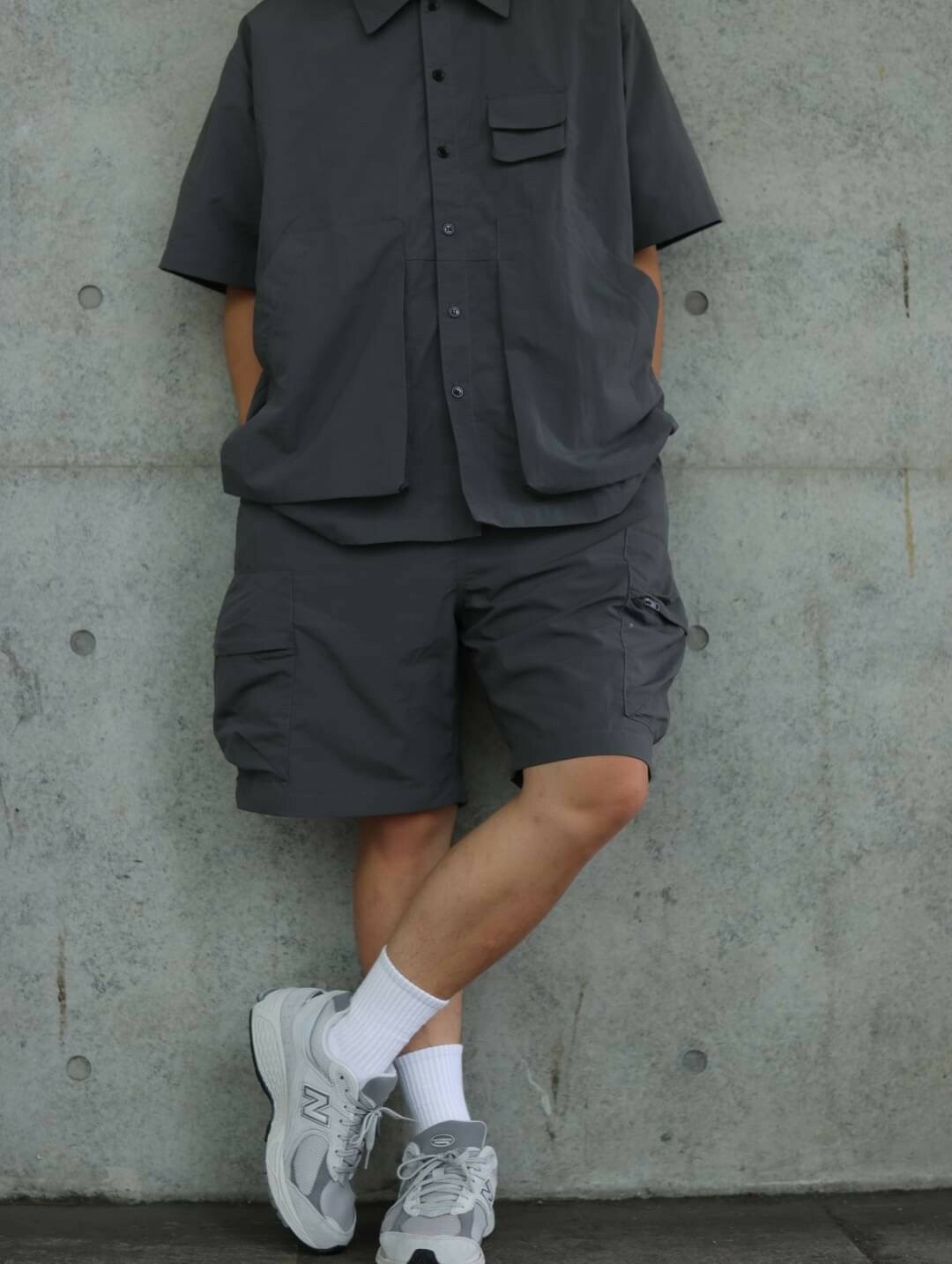 男模著日系工裝立體口袋休閒套裝深灰L細節照