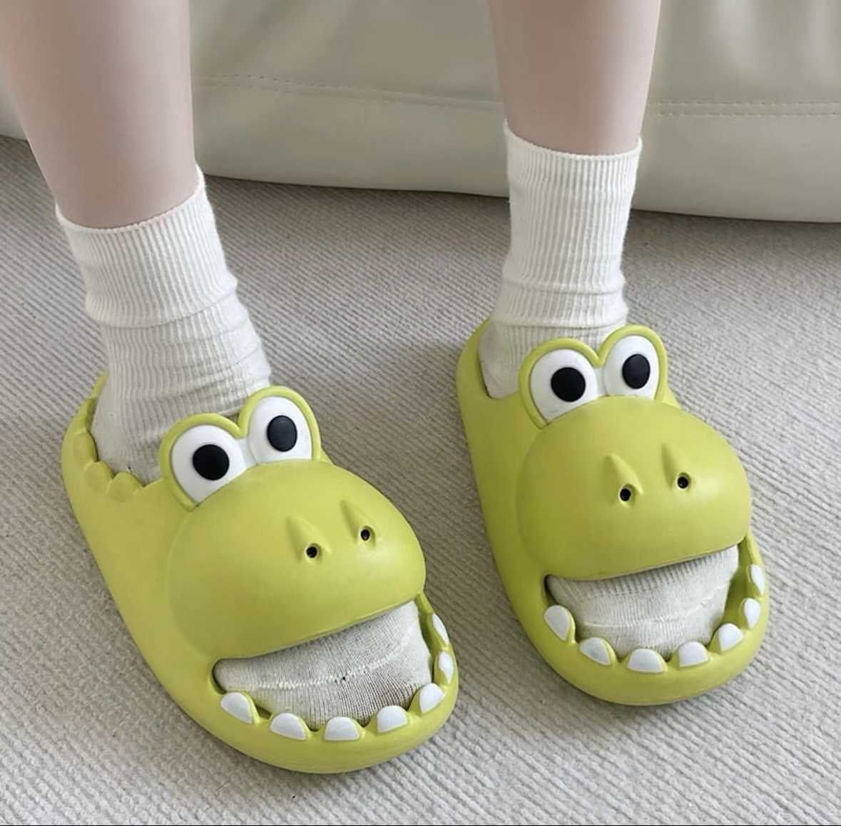 鱷魚拖鞋 恐龍拖鞋 多色 造型防滑拖鞋 吃腳腳 男女拖鞋 可愛拖鞋 黃色 粉色 淺綠色 灰色 黑色 螢光綠 杏色 褐色⁣ 拖鞋/預購 (尺寸如何挑選請閱讀商品描述)