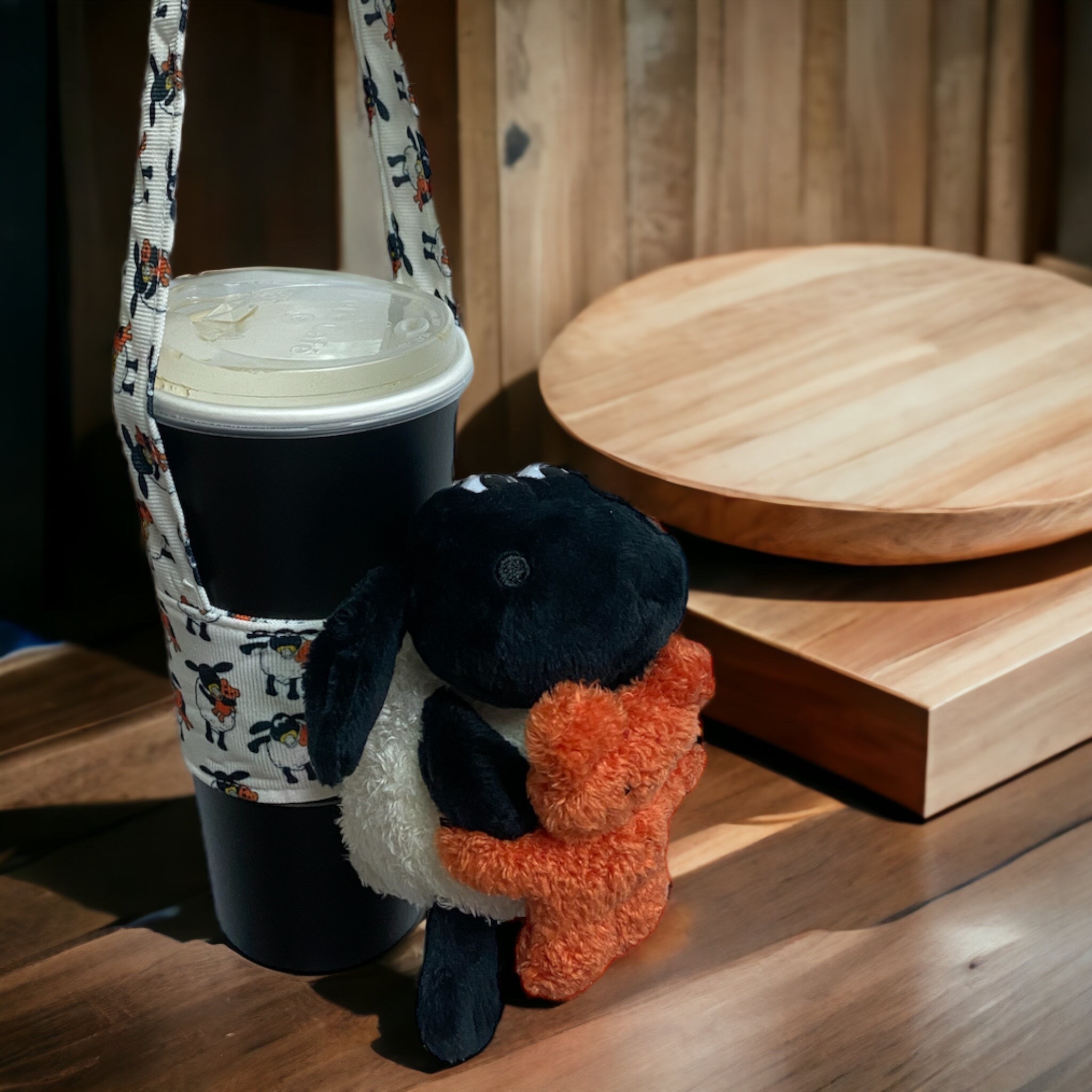 《笑笑羊》NICI 堤米抱小熊造型飲料套鑰匙圈