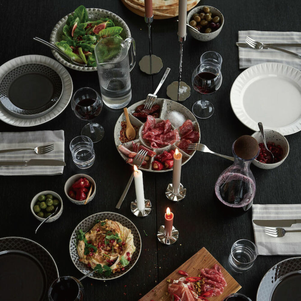 Sagaform Ditte,米色/灰色調,帶有漂亮的黑色點點飛濺圖案。堅硬炻器手工燒製而成。