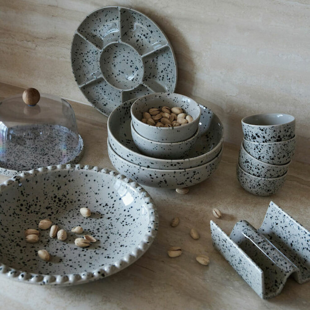 Sagaform Ditte,米色/灰色調,漂亮的黑色點點飛濺圖案,每一個碗盤都是獨一無二。