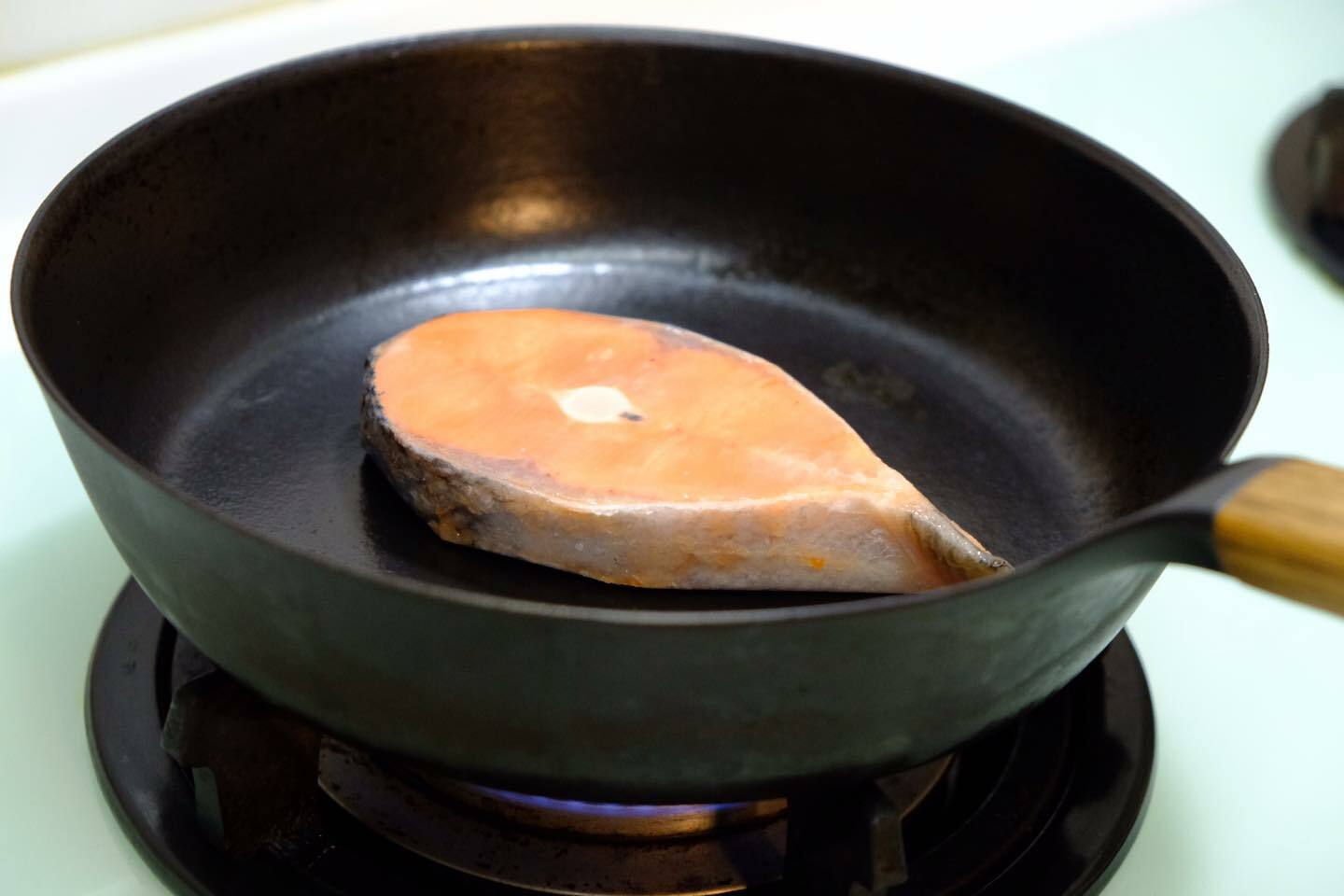 冷凍不老鮭輪切 直接入鍋 不用放油小火乾煎