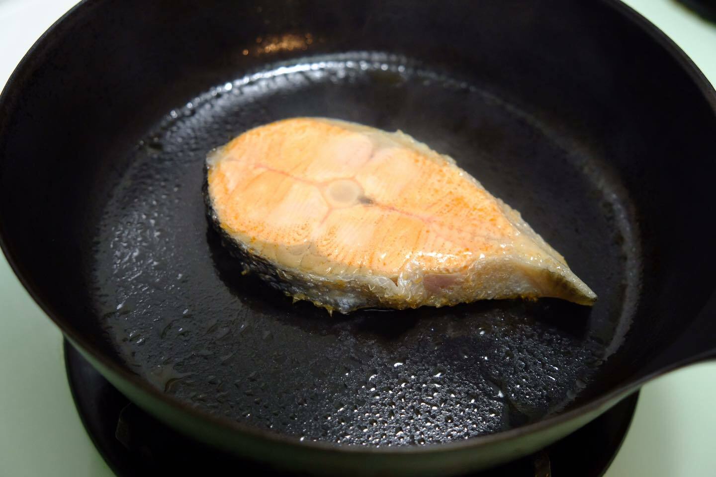 這個狀態是蓋上鍋蓋小火煎了7分鐘之後