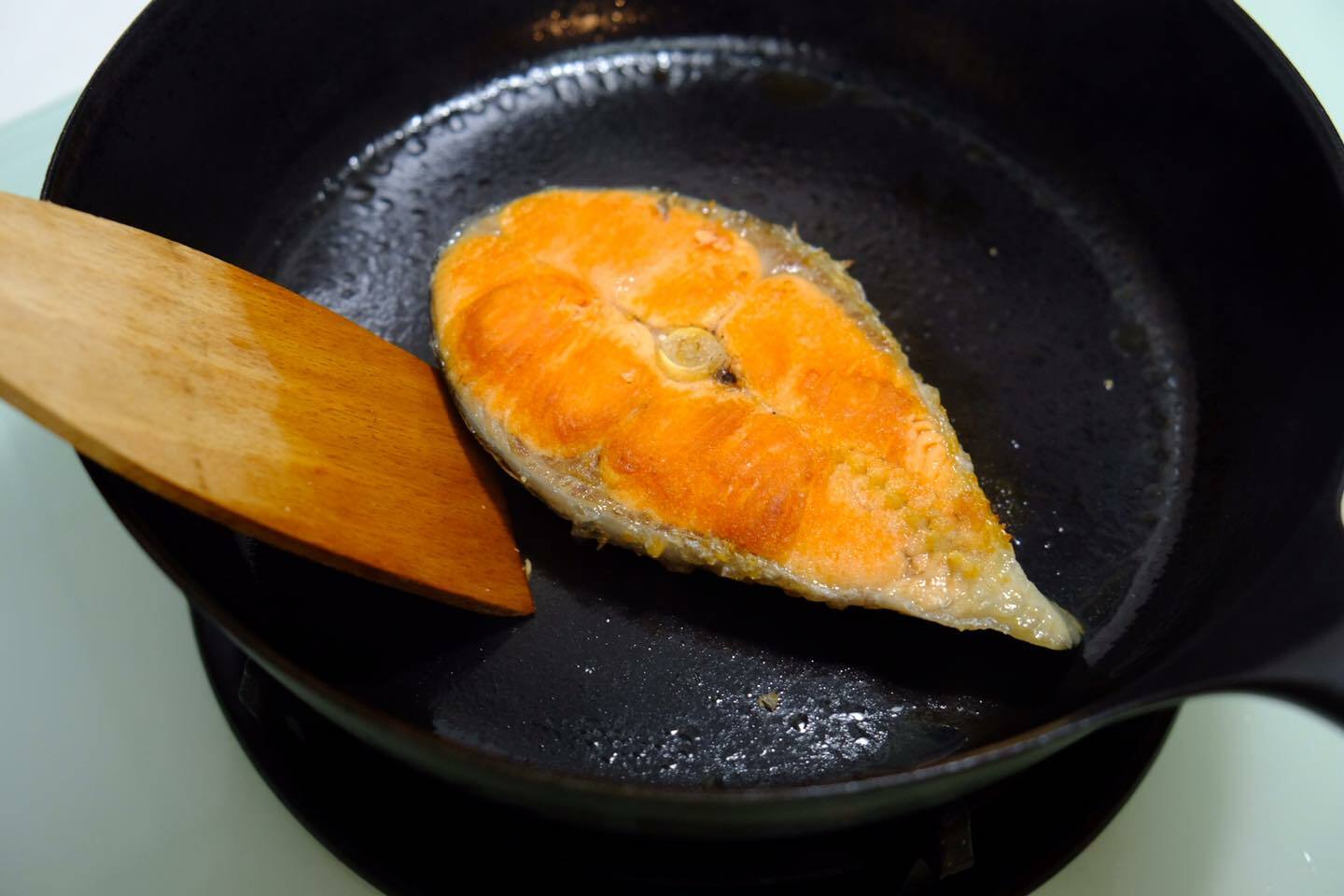 翻面 真的不需要退冰，也不需要一滴油 乾煎！！！！