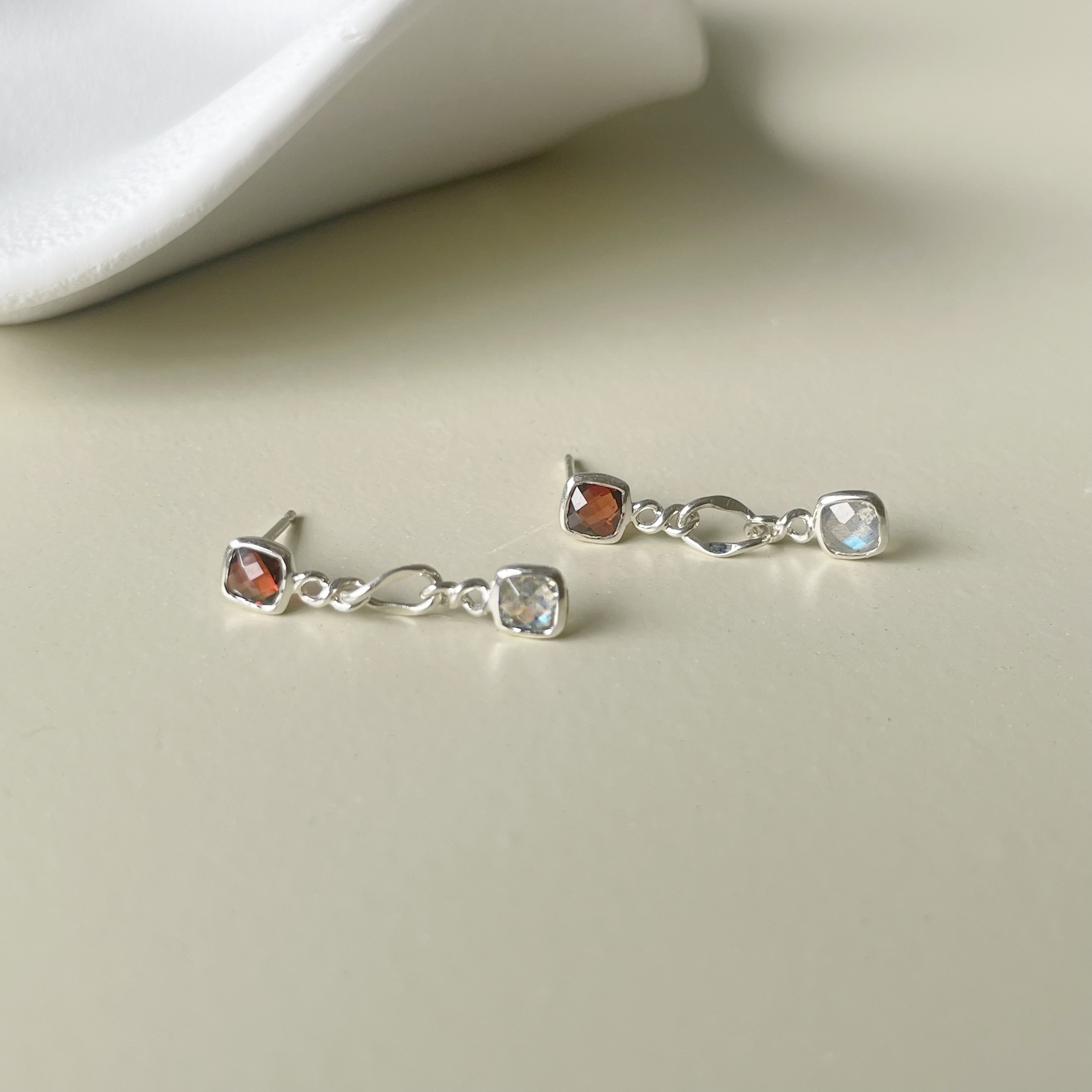 Brave石榴拉長耳環