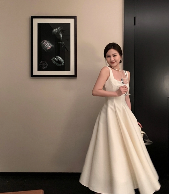 赫本優雅 高級感方領收腰洋裝(黑/白/紅）