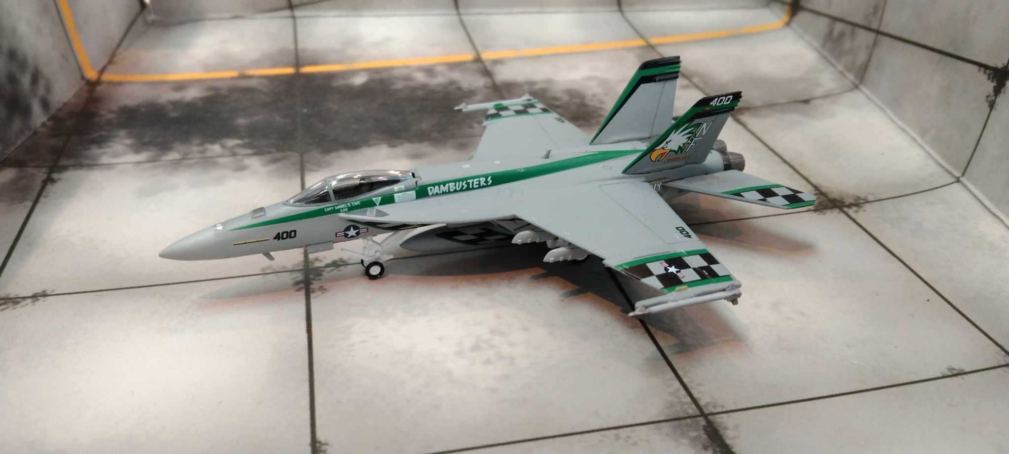 Hogan M-Series 1/200 美國海軍 F/A-18E 第5艦載195中隊 機號NF400