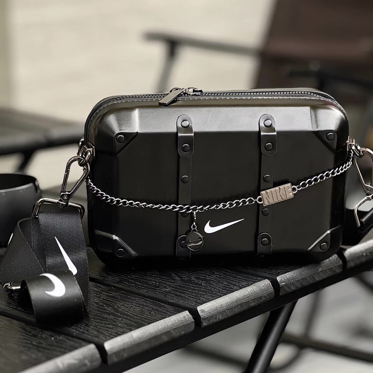 NIKE 鏈條包 硬殼小包 行李箱小包 項鍊吊飾 可調式背帶 側背包 黑//白