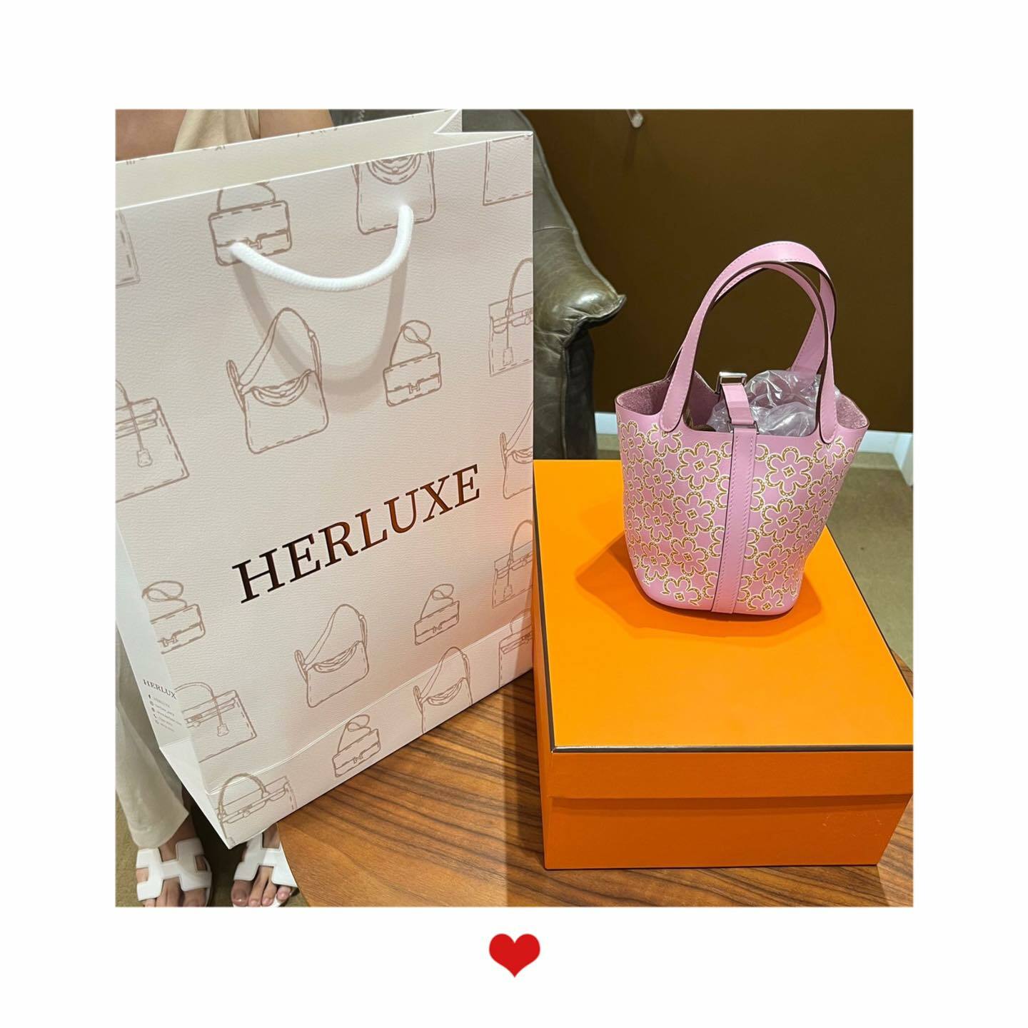 爽快靚靚來pick up P14 lucky daisy🎉 大讚HERLUXE店員專業能夠share不同資訊👍 體驗到有實體店嘅優點💕 靚靚仲對L mini大象灰同積雨雲灰很有興趣🤩 多謝你嘅支持與信任🫶