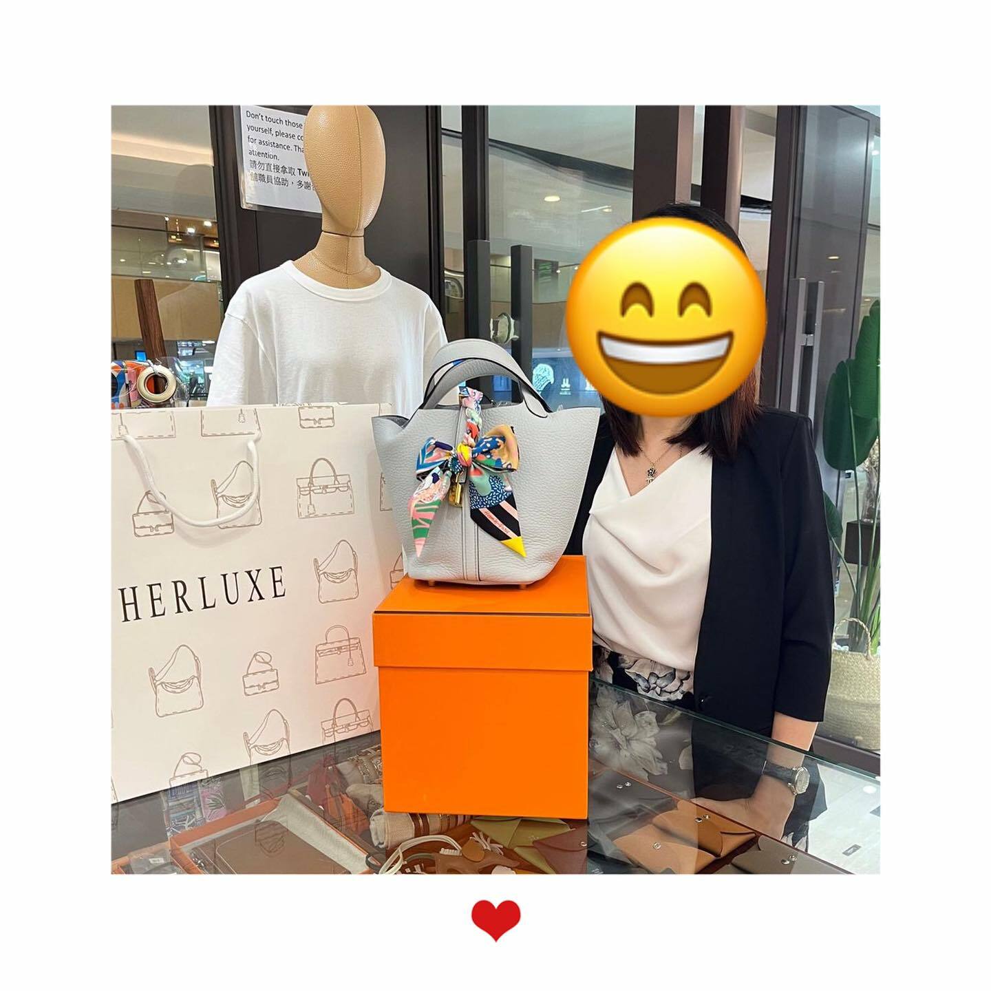 爽快靚靚睇直播買咗P18聖杯藍🎉 配埋twilly🎀 靚靚大讚在HERLUXE購物感到非常親切😍 🉑無阻礙落單👍🏻 綁twilly服務不錯💕 靚靚係我哋忠實粉絲🤩 長期關注直播同新資訊🙌 之前還幫襯買鑽石頸鏈等配貨❤️‍🔥 多謝你一直咁支持與信任HERLUXE🫶