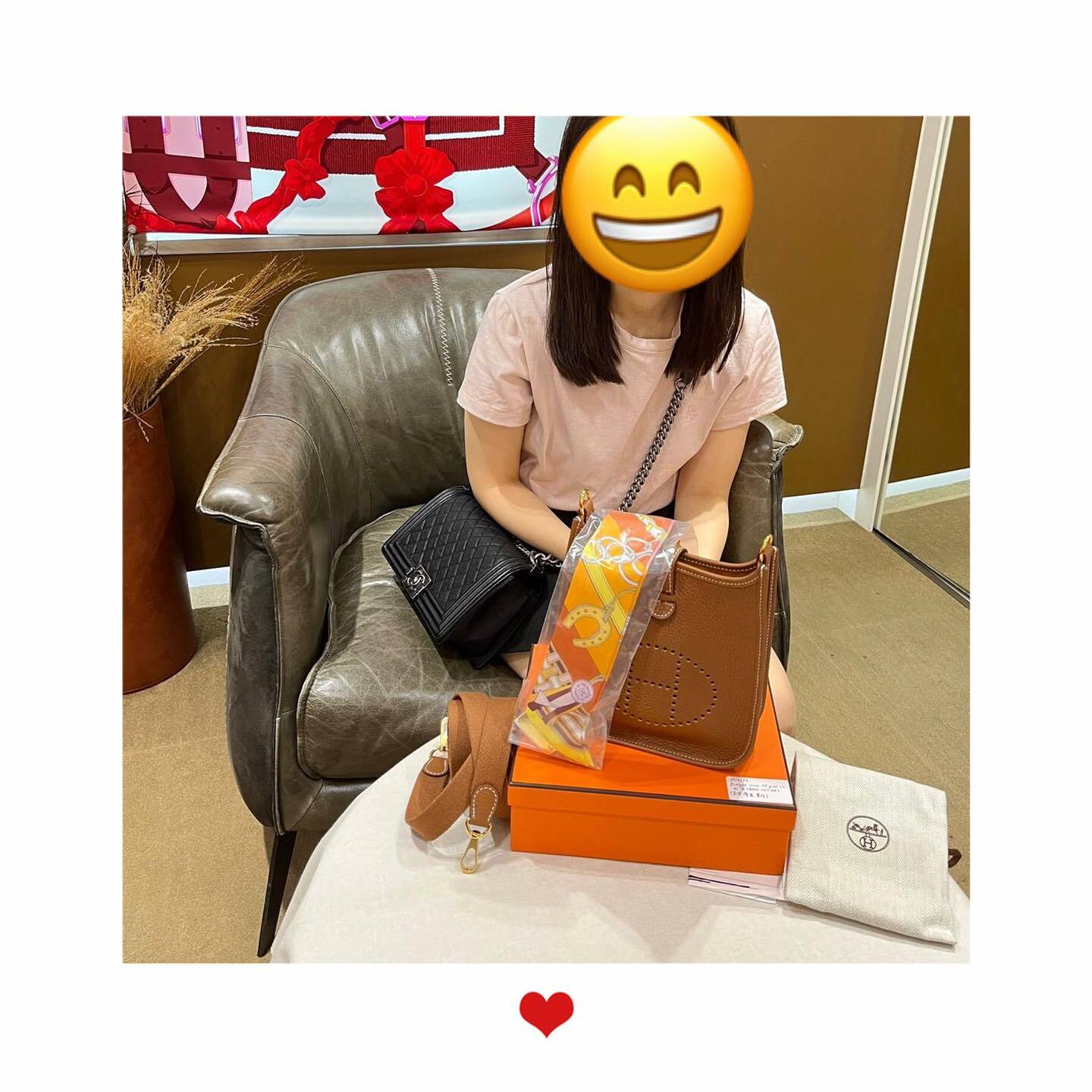 爽快靚靚睇直播落單mini E金金🐫🔑 配埋Twilly🎀 靚靚有關注HERLUXE新資訊👍 對我哋提供嘅綁twilly服務同整體購物過程感到滿意❤️ 今次直播價格太吸引🤩 爽快埋單抱走🙌 多謝你嘅支持與信任🫶