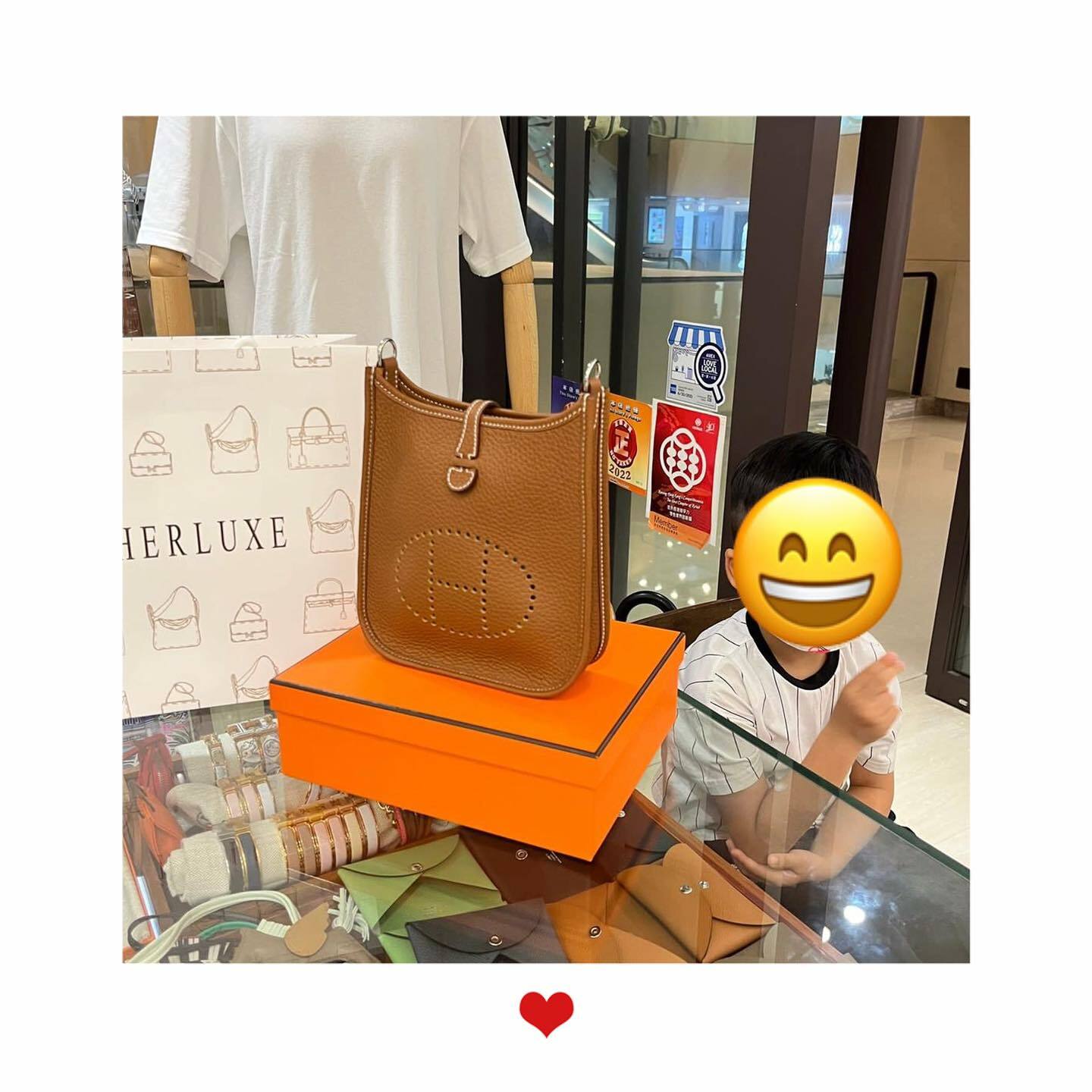 爽快靚靚一家三口walk in 來買咗mini E金棕🎉 很鐘意有現貨可以睇可以即時買走嘅模式🤩 今次直播價非常抵買💸 先生爽快埋單送比太太❤️ 多謝你哋嘅支持與信任🫶