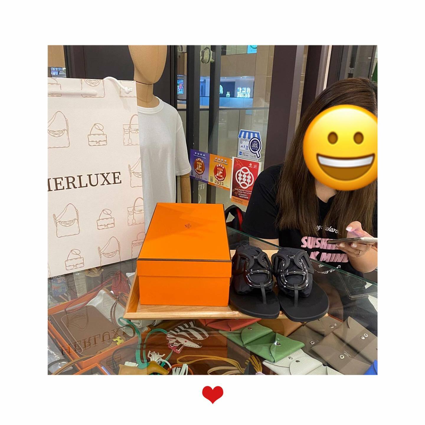 熟客靚靚來pick up豬鼻拖鞋🎉 之前還幫襯過我哋買嘢🫶 靚靚非常信任HERLUXE訂貨流程 仲介紹我哋比佢朋友認識❤️ 多謝你嘅支持🫶