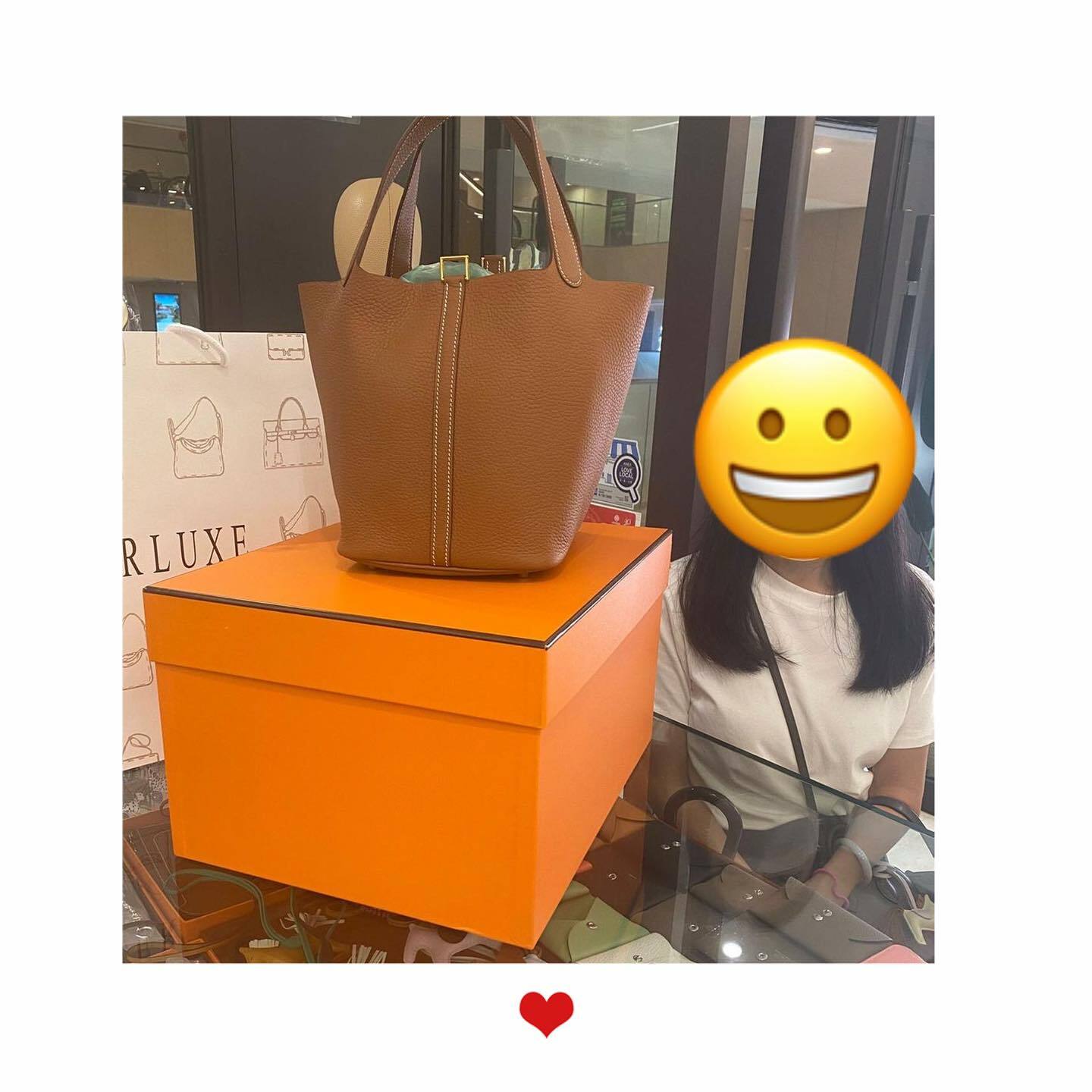 熟客靚靚來pick up P22金金🎉 近期買咗馬仔🐎 之前還仲幫襯我哋買 Constance lindy手袋🤩 佢先生亦一直有在線上咨詢HERLUXE☺️ 靚靚很滿意我哋提供嘅服務🫰非常信任我哋訂貨流程❤️ 多謝你哋嘅復購再復購🙌 一直咁大力支持HERLUXE🫶💪