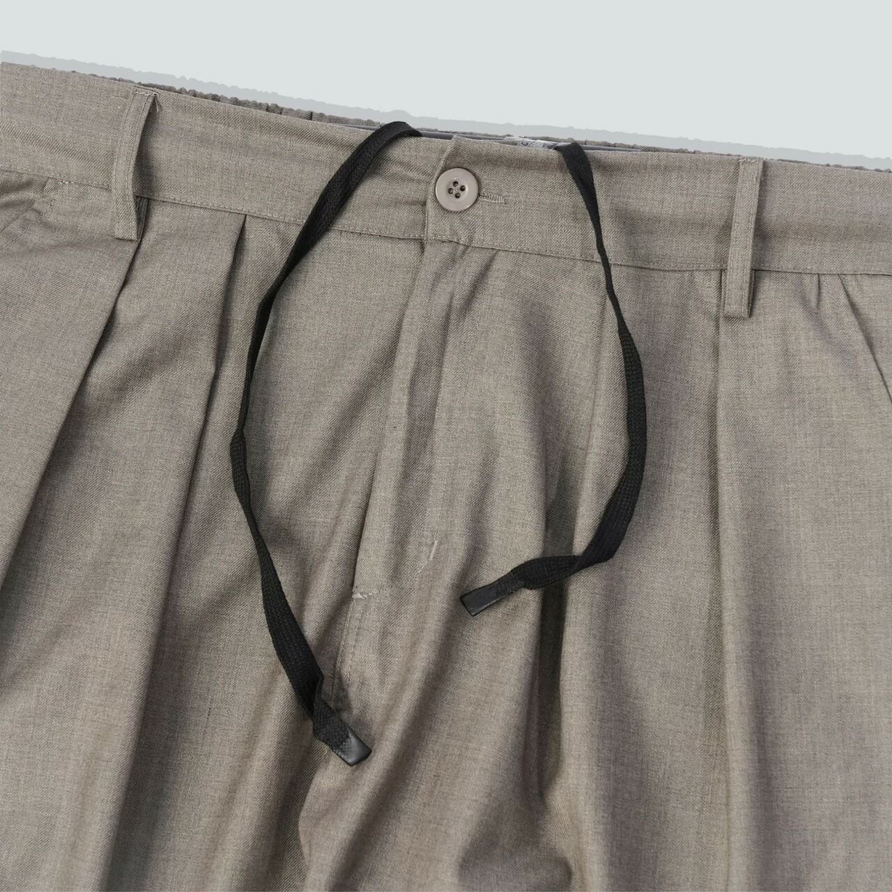 打摺寬鬆垂墜感長褲灰卡其抽繩細節照