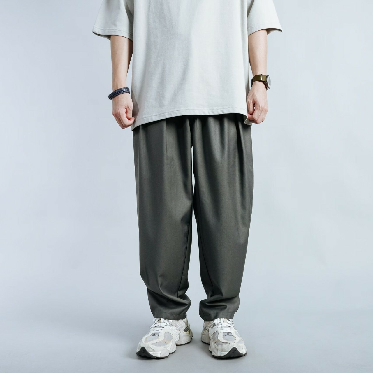 女模著打摺寬鬆垂墜感長褲炭灰實著照