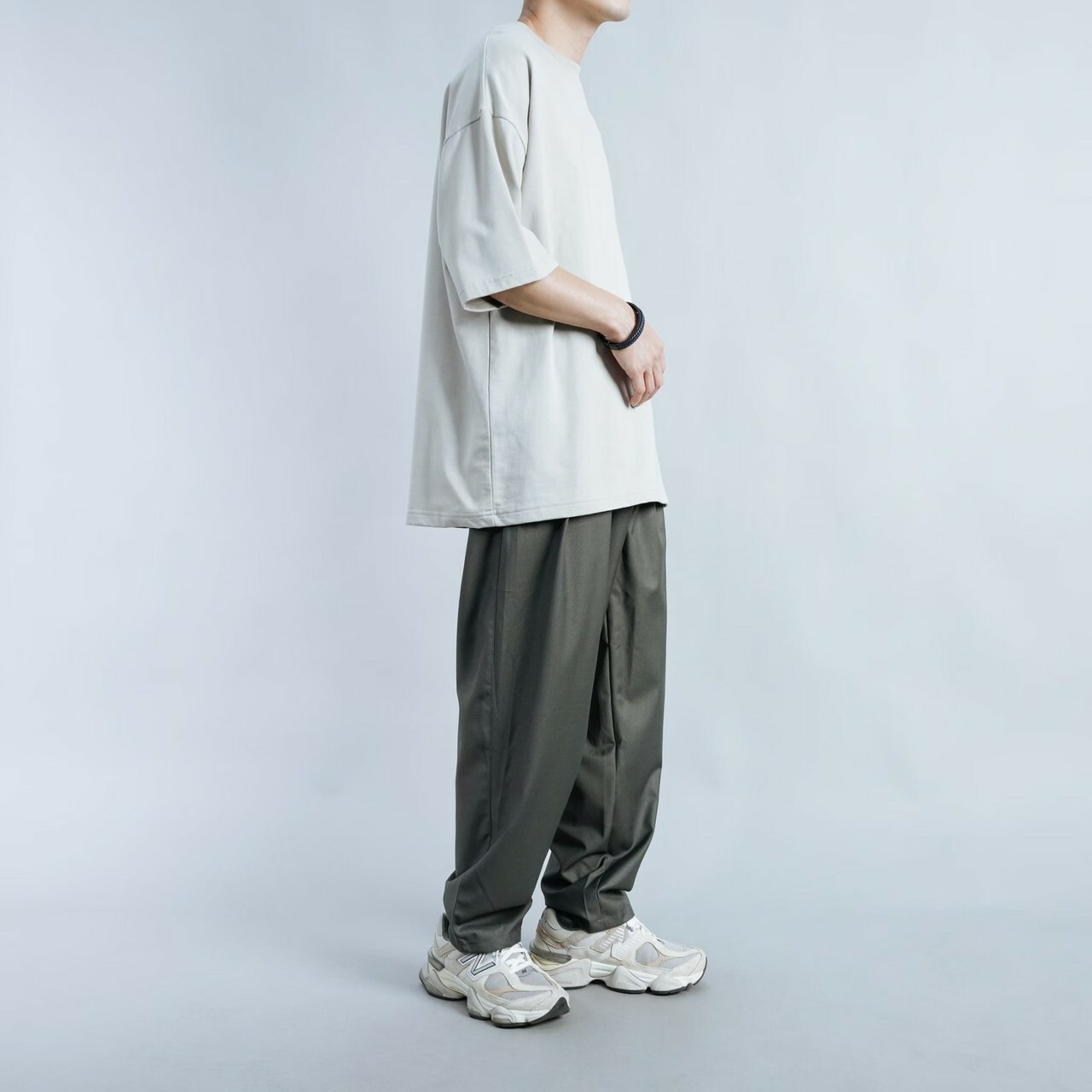 男模著打摺寬鬆垂墜感長褲炭灰L照