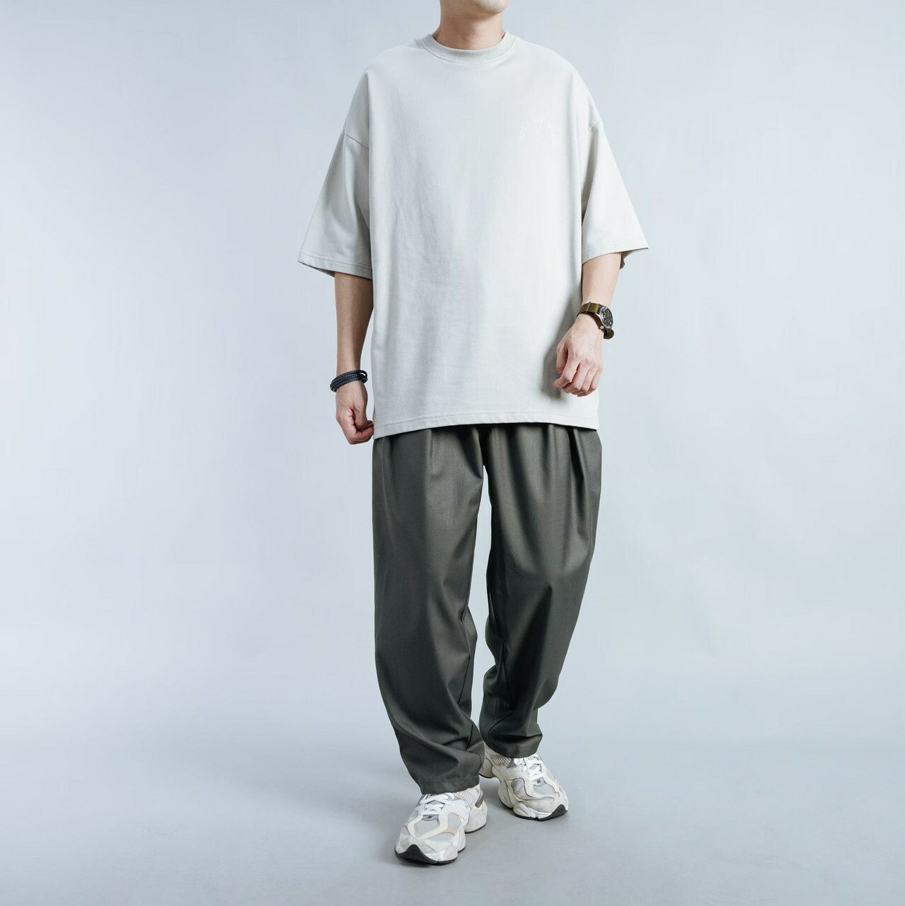 男模著打摺寬鬆垂墜感長褲炭灰穿搭