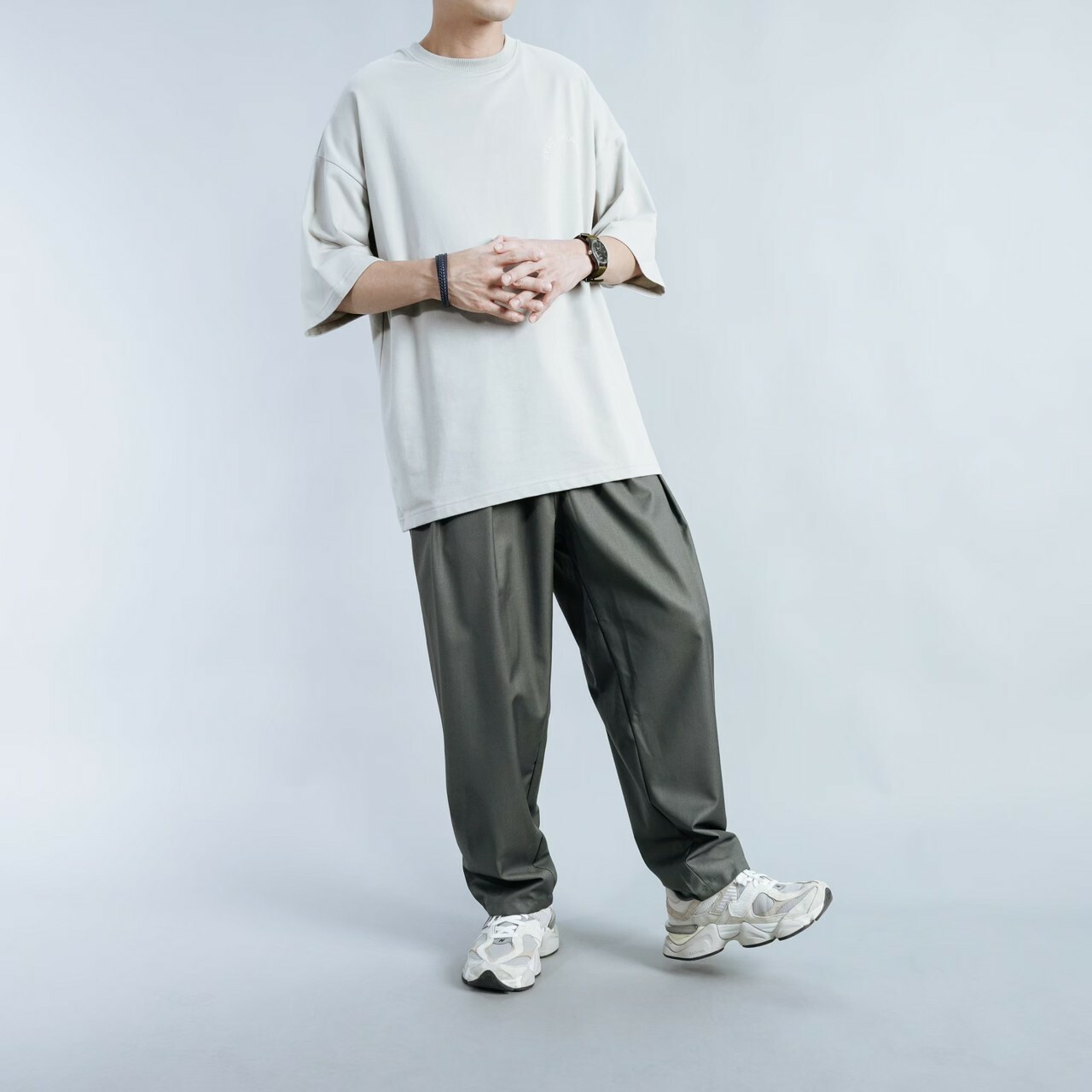 男模著打摺寬鬆垂墜感長褲炭灰照