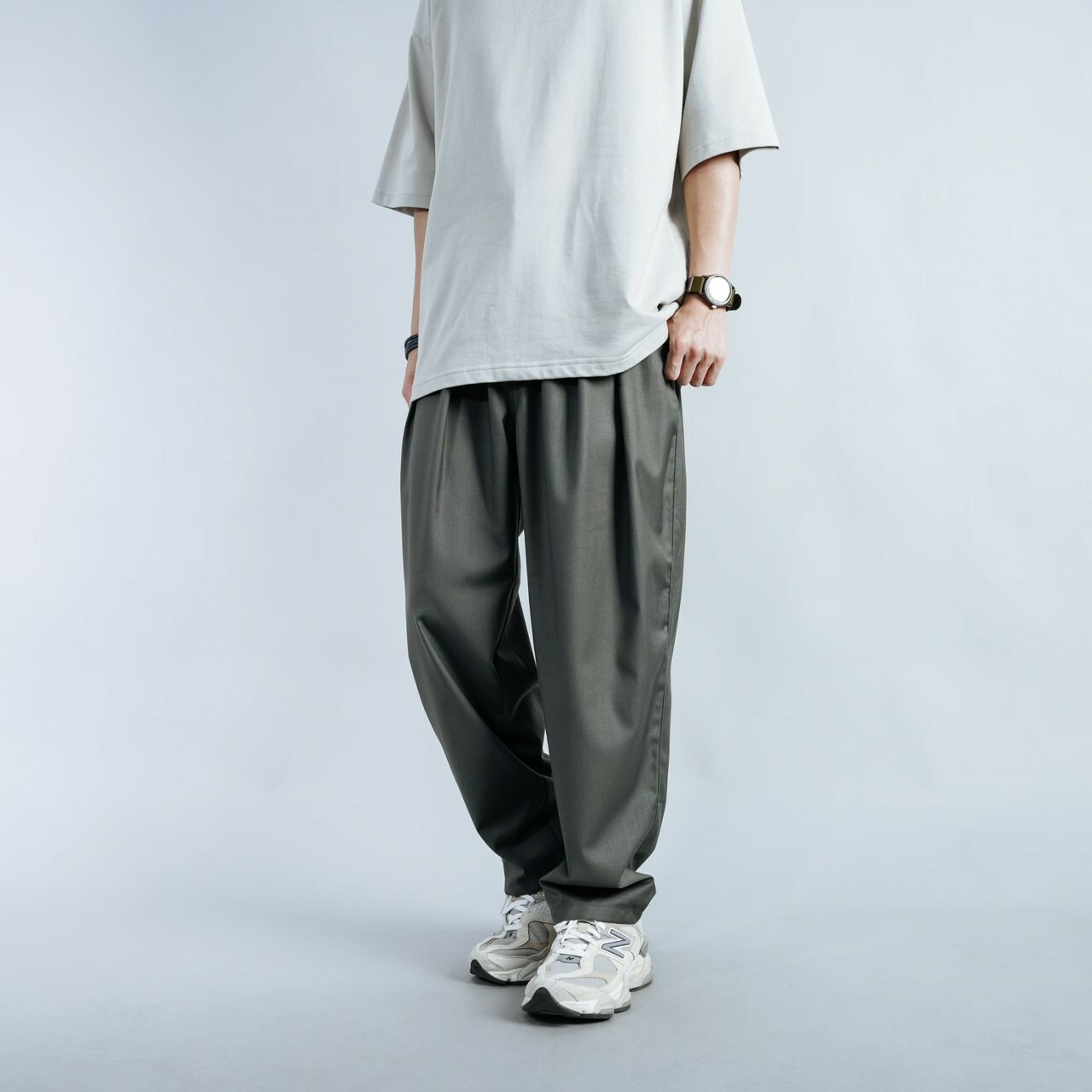 男模著打摺寬鬆垂墜感長褲炭灰穿搭照